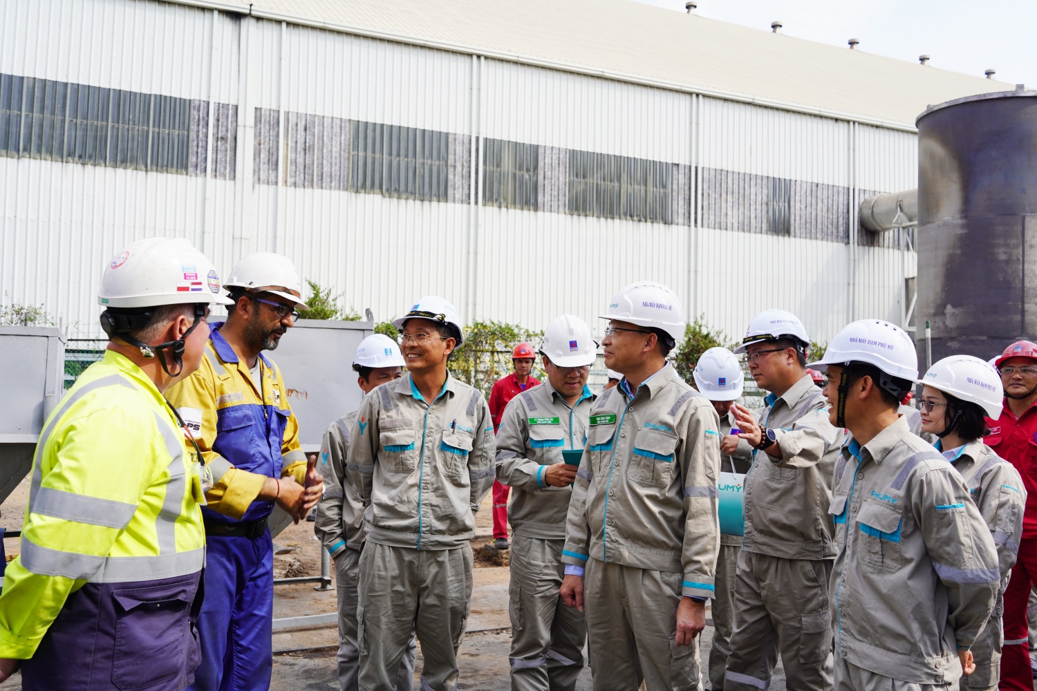 Lãnh đạo PVFCCo-Phú Mỹ trao đổi với chuyên gia nước ngoài về công tác bảo dưỡng Nhà máy.