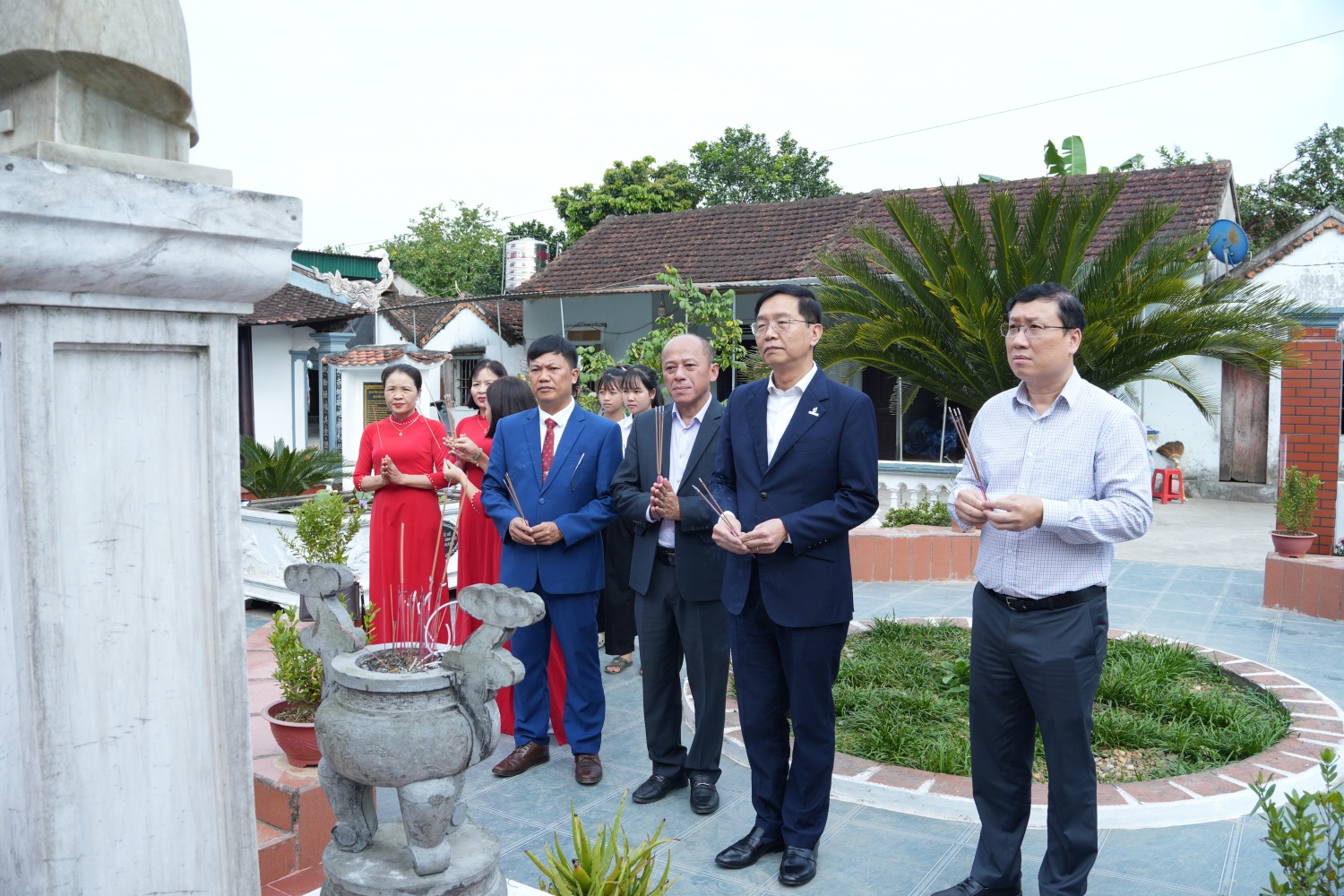 Đoàn công tác Petrovietnam cùng thầy cô giáo và học sinh nhà trường dâng hương tưởng niệm tại Di tích Lịch sử cấp Quốc gia Nhà thờ liệt sĩ, nhà cách mạng Nguyễn Sỹ Sách.