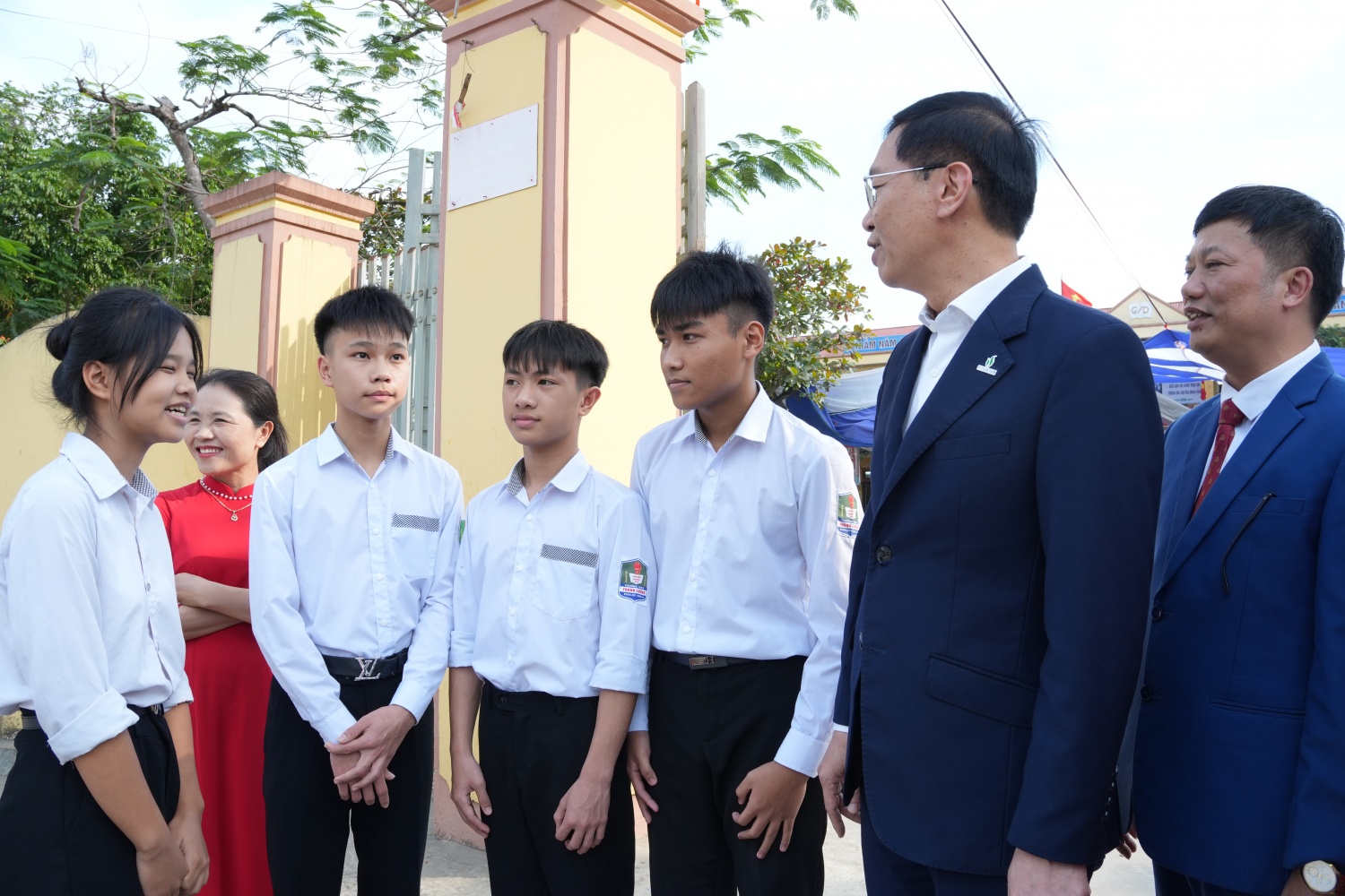 Đồng chí Trần Quang Dũng trò chuyện cùng thầy cô và các em học sinh Trường THCS Thanh Lương