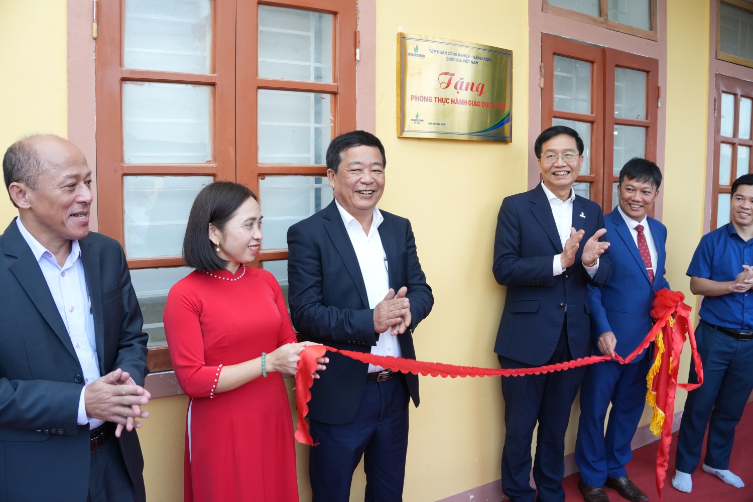 Đoàn công tác Petrovietnam cùng lãnh đạo tỉnh Nghệ An và các thầy cô Trường THCS Thanh Lương thực hiện nghi thức khánh thành phòng thực hành giáo dục STEM.