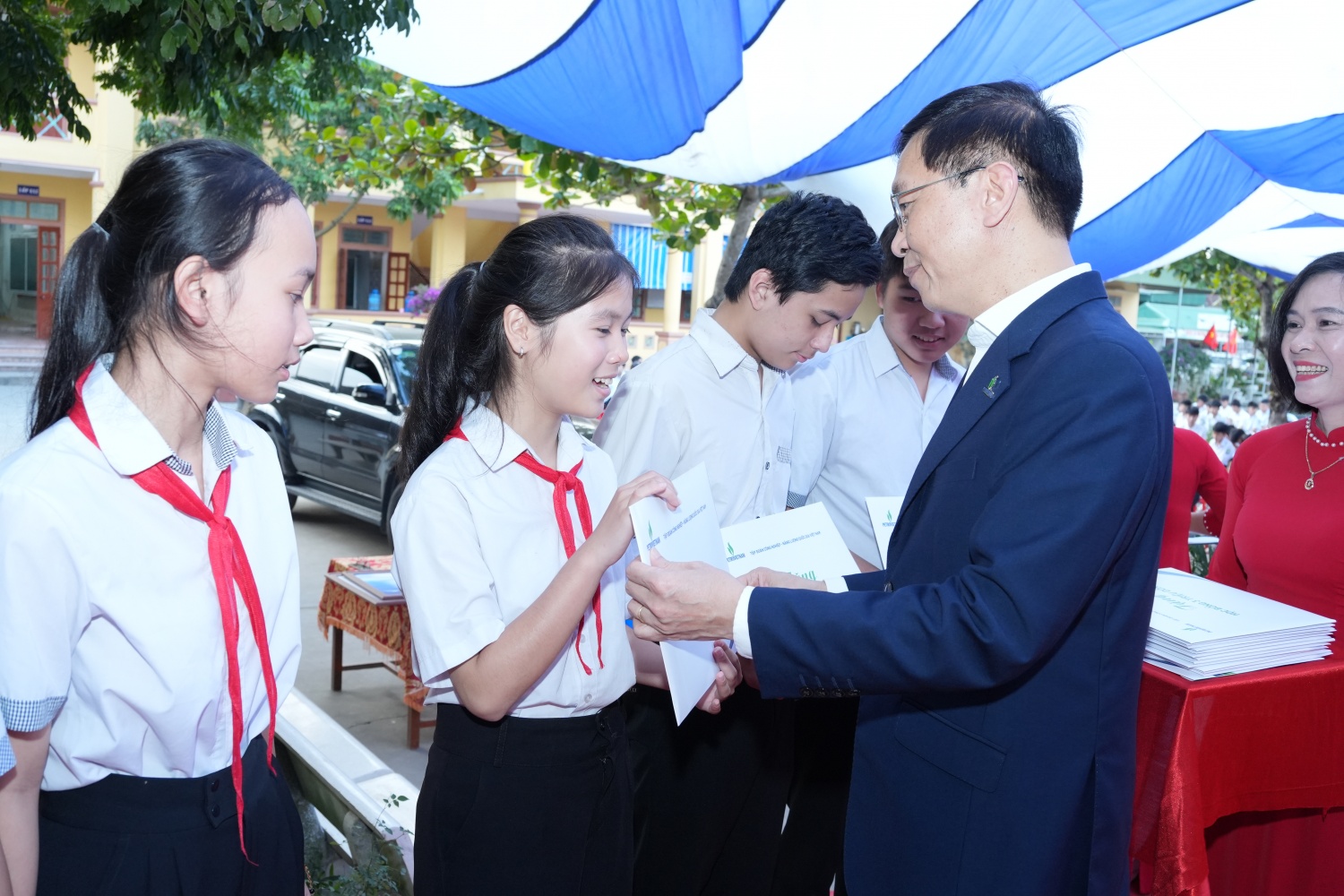Đồng chí Trần Quang Dũng trao học bổng cho các em học sinh Trường THCS Thanh Lương.
