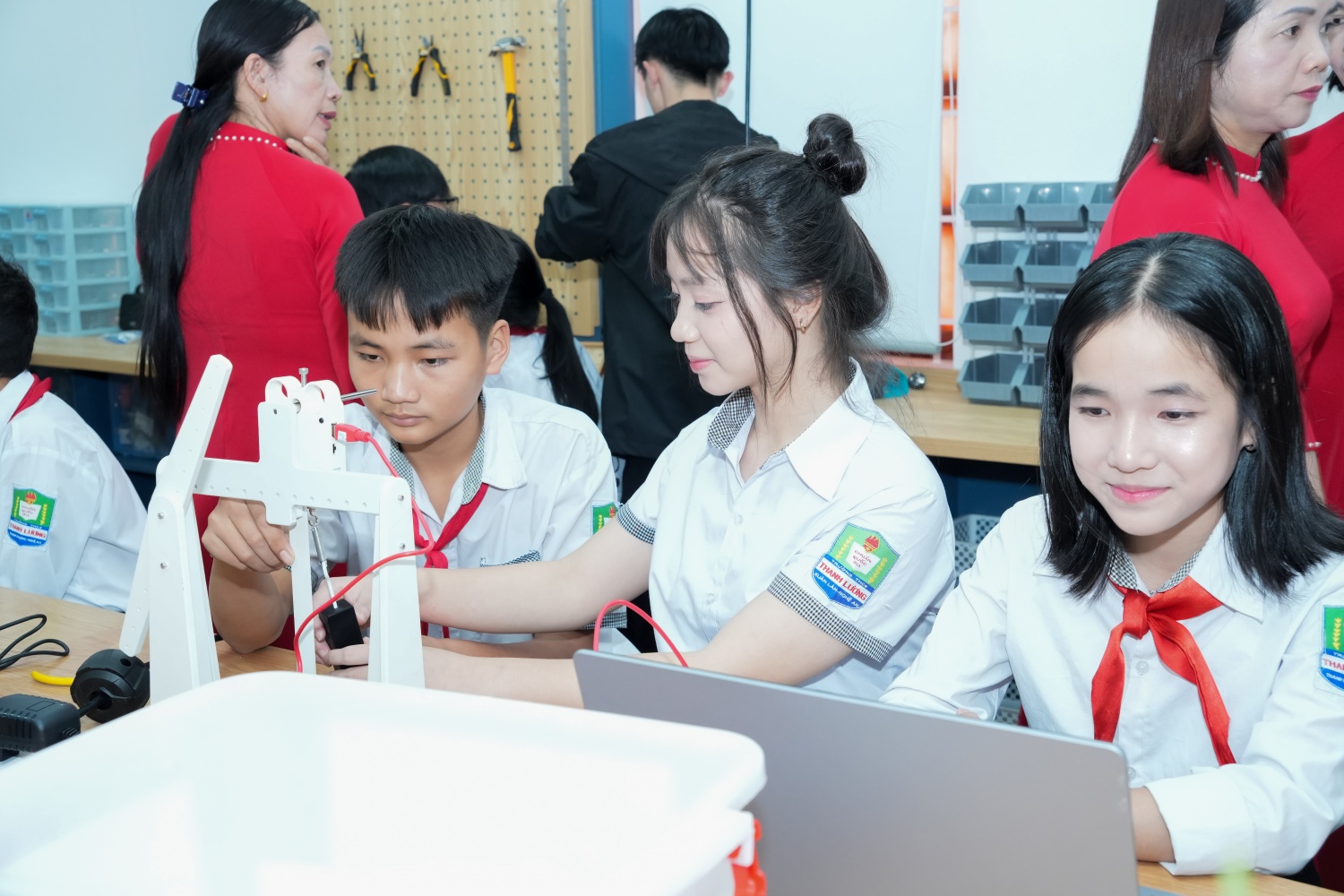 Các em học sinh hào hứng, phấn khởi khi được thực hành trong phòng STEM hiện đại