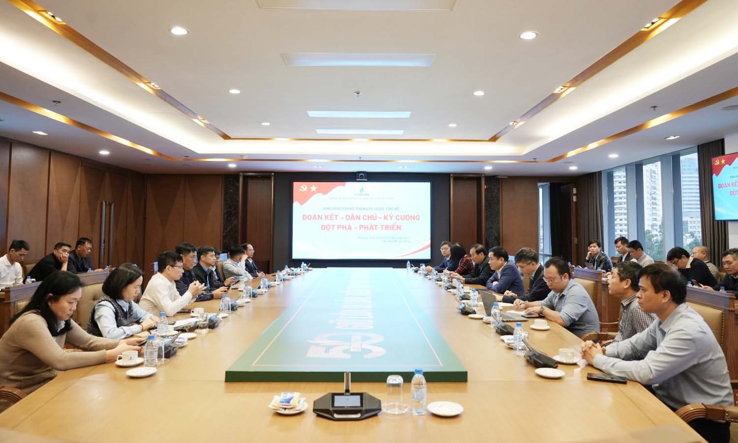 Đồng chí Lê Ngọc Sơn, Phó Bí thư Đảng ủy, Chủ tịch HĐTV, Tổng Giám đốc Tập đoàn sinh hoạt cùng Chi bộ Thăm dò - Khai thác.