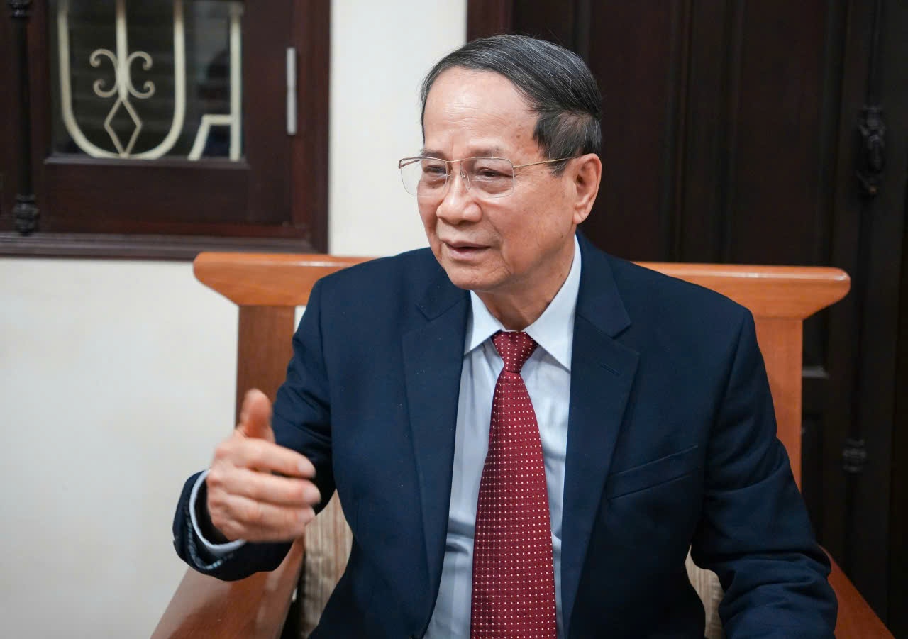 Chuyên gia kinh tế, PGS.TS Ngô Trí Long: Cơ chế giá điện LNG cần được xây dựng theo hướng thị trường, cho phép điều chỉnh linh hoạt theo biến động giá nhiên liệu, nhằm bảo đảm tính bền vững cho ngành điện - (Ảnh: Mạnh Tưởng)