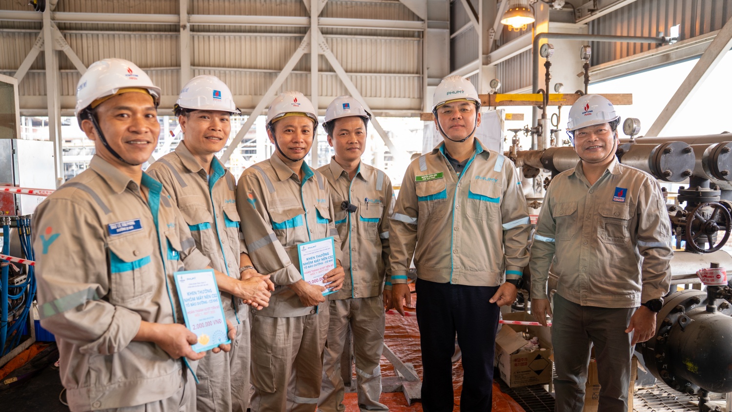 Ngay trong tuần đầu tiên của kỳ bảo dưỡng, Ban lãnh đạo, Công đoàn Tổng công ty đã trao thưởng “nóng” ngay tại công trường cho các tổ BDTT có thành tích xuất sắc.