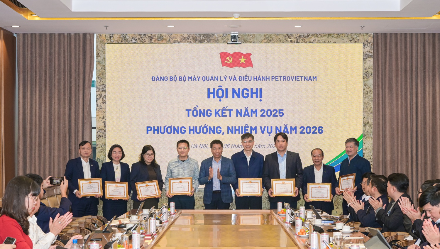 Đảng ủy BMQL&ĐH trao tặng giấy khen cho các tổ chức đảng trực thuộc vì những thành tích xuất sắc trong năm 2025.