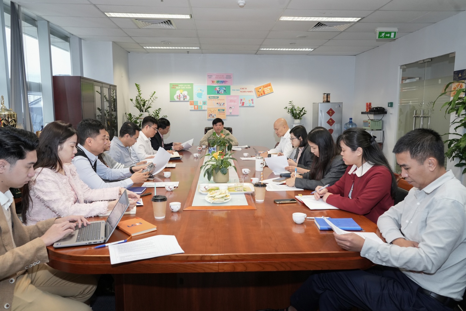 Đồng chí Trần Quang Dũng, Phó Bí thư thường trực Đảng ủy Tập đoàn sinh hoạt cùng Chi bộ Tuyên giáo - Truyền thông.