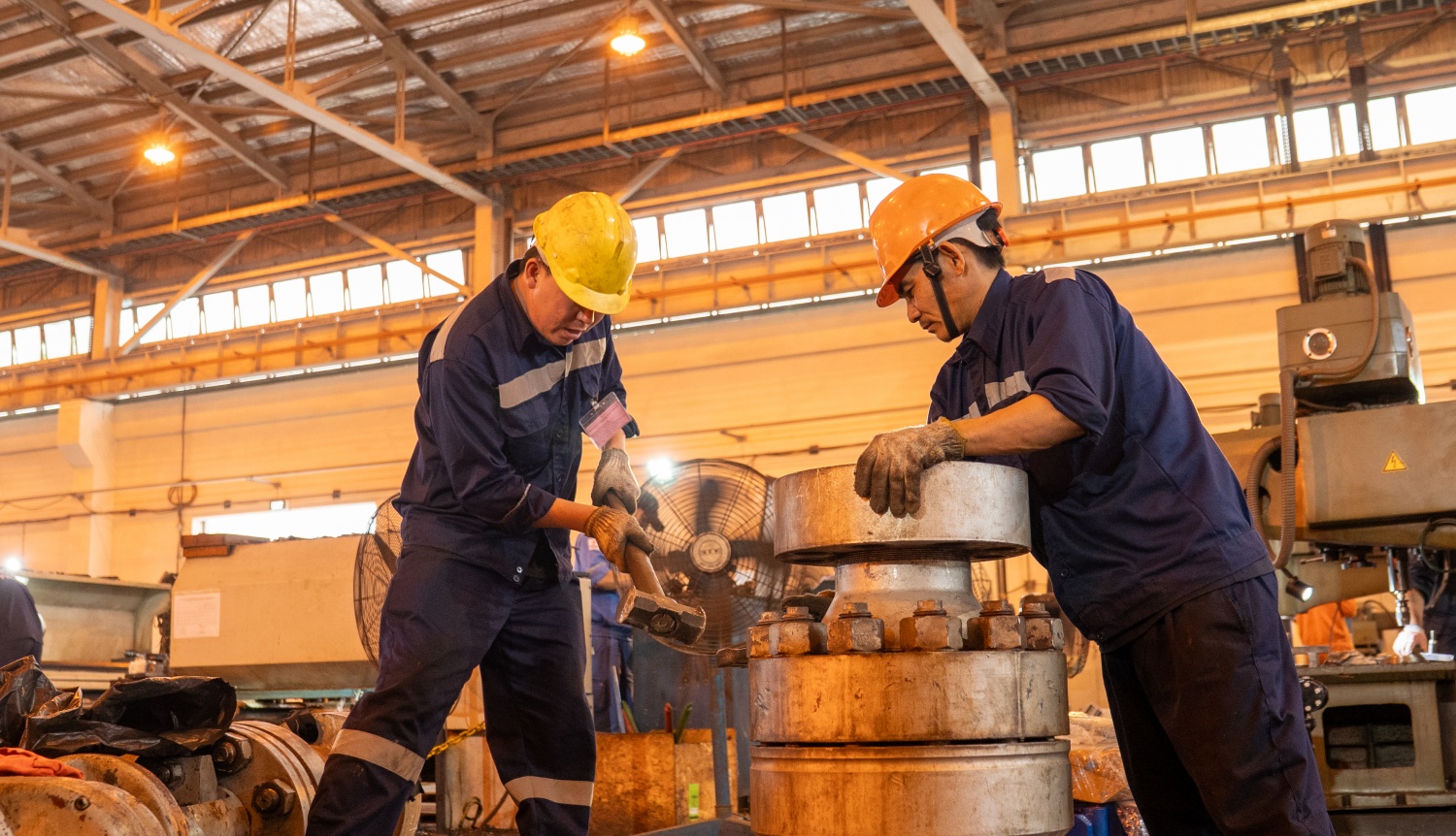 Mỗi thao tác đều tuân thủ chặt chẽ quy trình kỹ thuật và yêu cầu an toàn, không có chỗ cho sự chủ quan hay vội vàng.