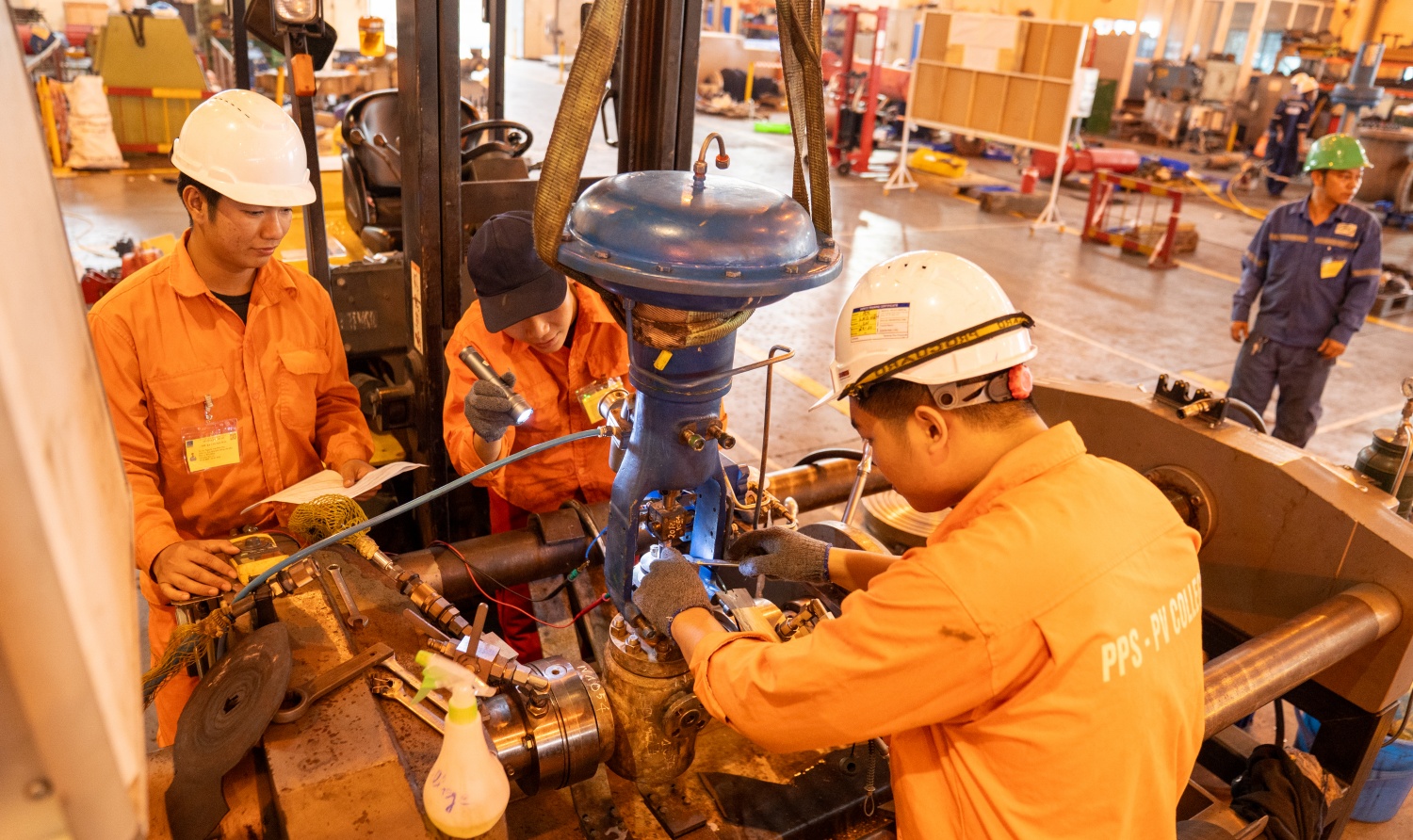 Công đoạn kiểm tra rò rỉ.