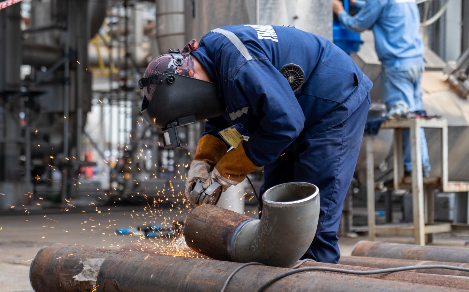Người lao động tuân thủ nghiêm ngặt các quy định về an toàn, trang bị đầy đủ thiết bị bảo hộ trong quá trình làm việc.