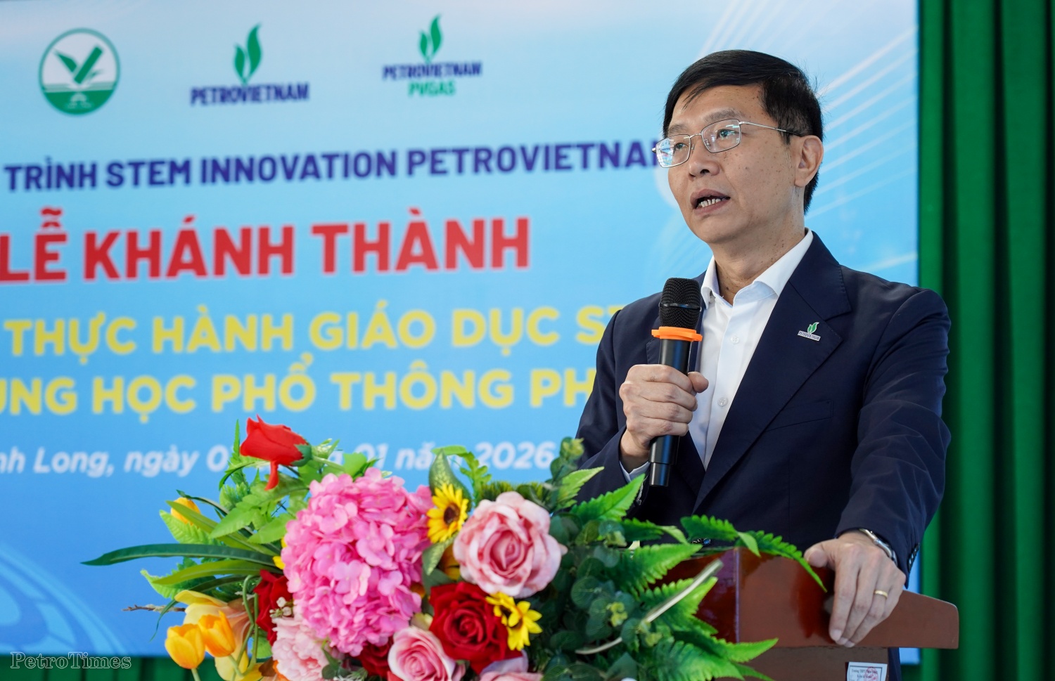 Ông Trần Quang Dũng - Phó Bí thư thường trực Đảng ủy Petrovietnam tin tưởng rằng phòng STEM sẽ góp phần giúp nhà trường tiếp tục phát huy truyền thống, tạo điều kiện để học sinh học đi đôi với hành, học sáng tạo, từng bước kiến tạo tương lai từ chính những bài học trong nhà trường.