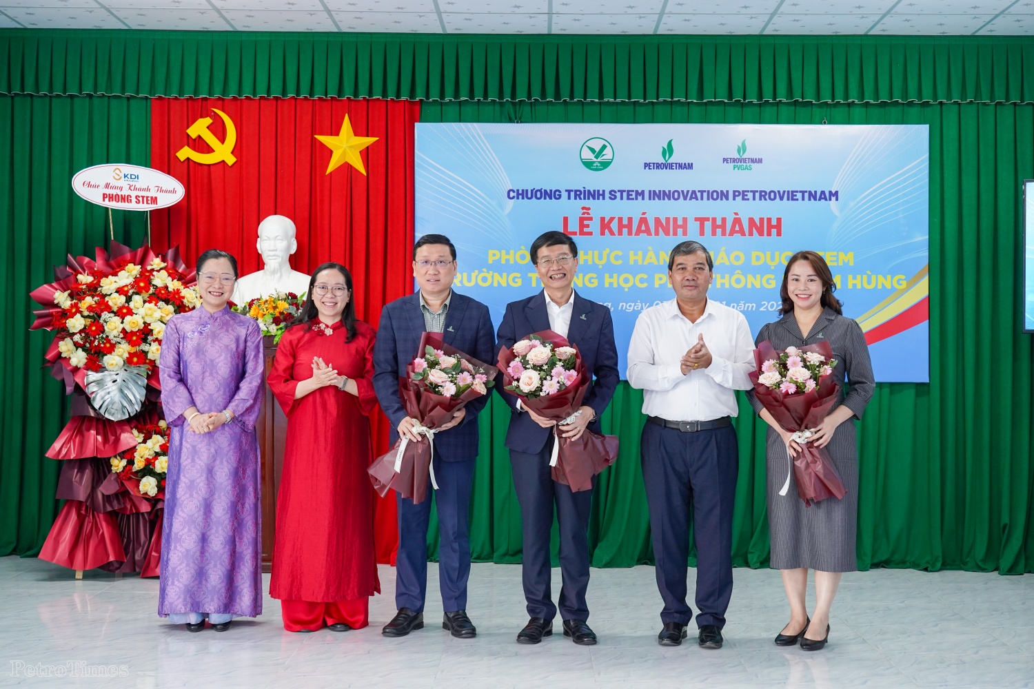 Đại diện lãnh đạo tỉnh Vĩnh Long tặng hoa cảm ơn Petrovietnam và PV GAS đã đồng hành, hỗ trợ xây dựng các phòng thực hành giáo dục STEM, góp phần phát triển giáo dục trên địa bàn tỉnh.