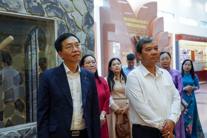 Các đại biểu tham quan Khu lưu niệm Chủ tịch Hội đồng Bộ trưởng Phạm Hùng.