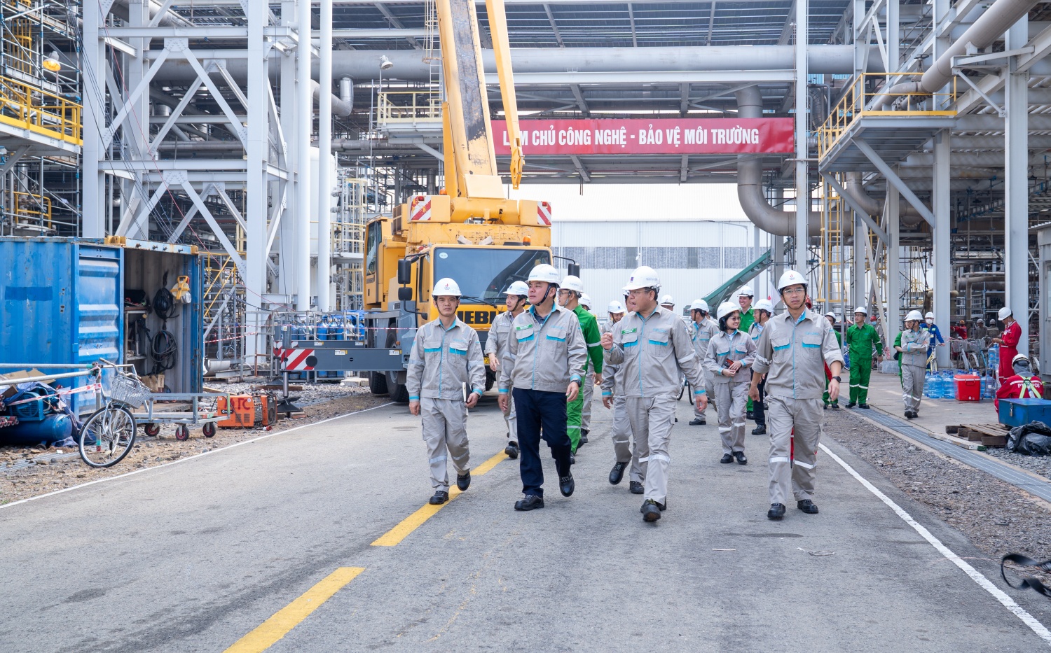 Công tác BDTT luôn được Ban lãnh đạo PVFCCo - Phú Mỹ quan tâm sát sao. (Ảnh: Đoàn công tác của Tổng công ty, do ông Nguyễn Xuân Hòa - Chủ tịch HĐQT PVFCCo - Phú Mỹ dẫn đầu, kiểm tra tại công trường BDTT Nhà máy Đạm Phú Mỹ).
