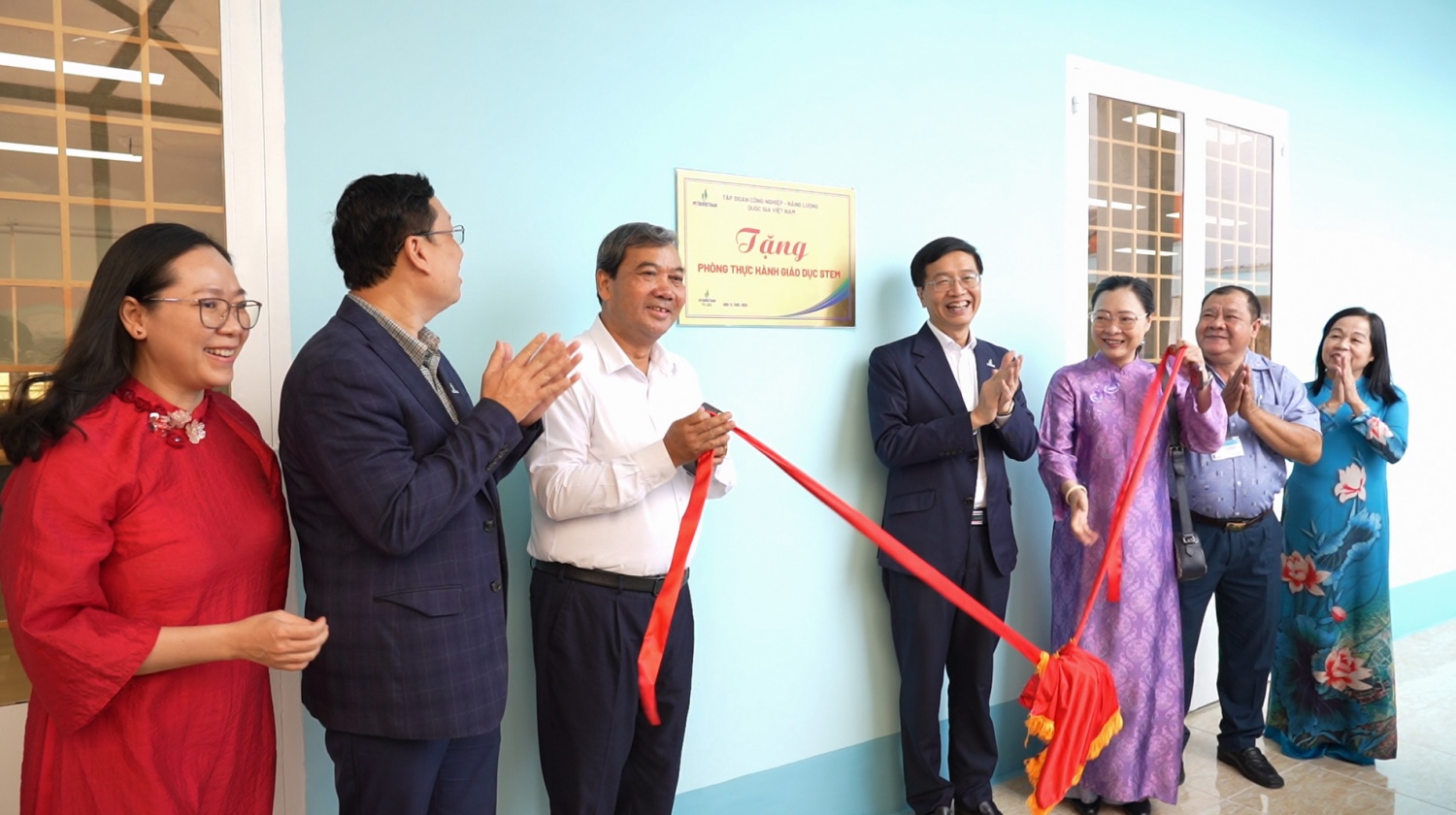 Các đại biểu thực hiện nghi thức khánh thành phòng thực hành giáo dục STEM.