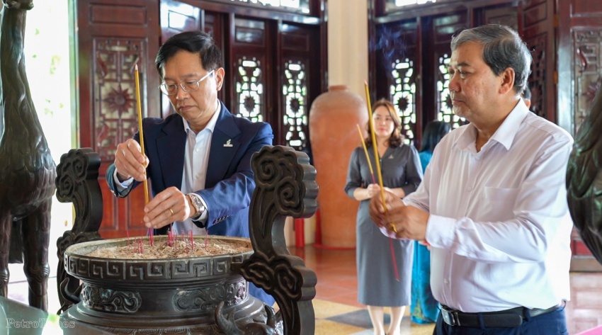 Các đại biểu dâng hương tưởng nhớ Chủ tịch Hội đồng Bộ trưởng Phạm Hùng.