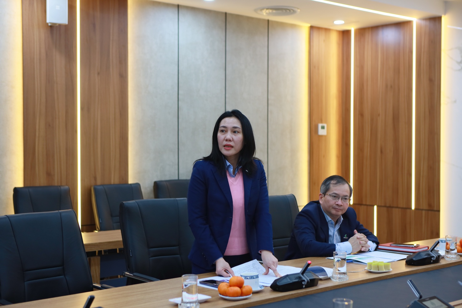Đồng chí Trương Thị Thu Hà - Chánh Văn phòng Đảng ủy BSR báo cáo về công tác xây dựng Đảng của Đảng bộ BSR.