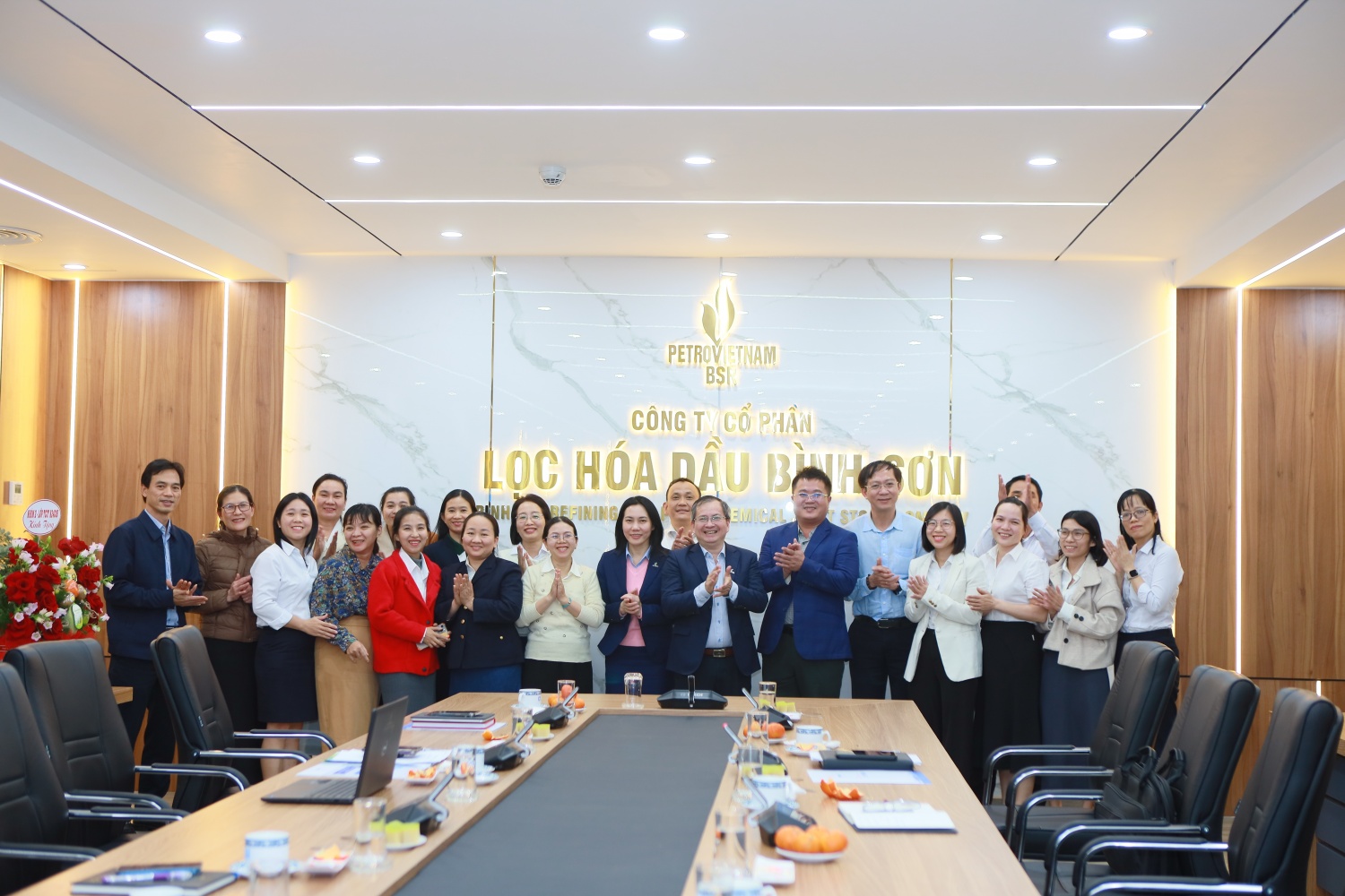 Đại diện BSR và Lớp Lý luận Chính trị, Trường Chính trị tỉnh Quảng Ngãi thể hiện tinh thần gắn kết, chia sẻ.
