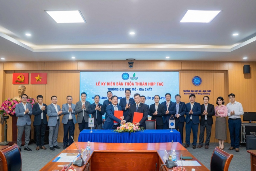 Ông Nguyễn Xuân Ninh - Giám đốc PVEP-POC và ông Trần Thanh Hải - Hiệu trưởng Trường Đại học Mỏ - Địa chất ký kết Biên bản thỏa thuận hợp tác.