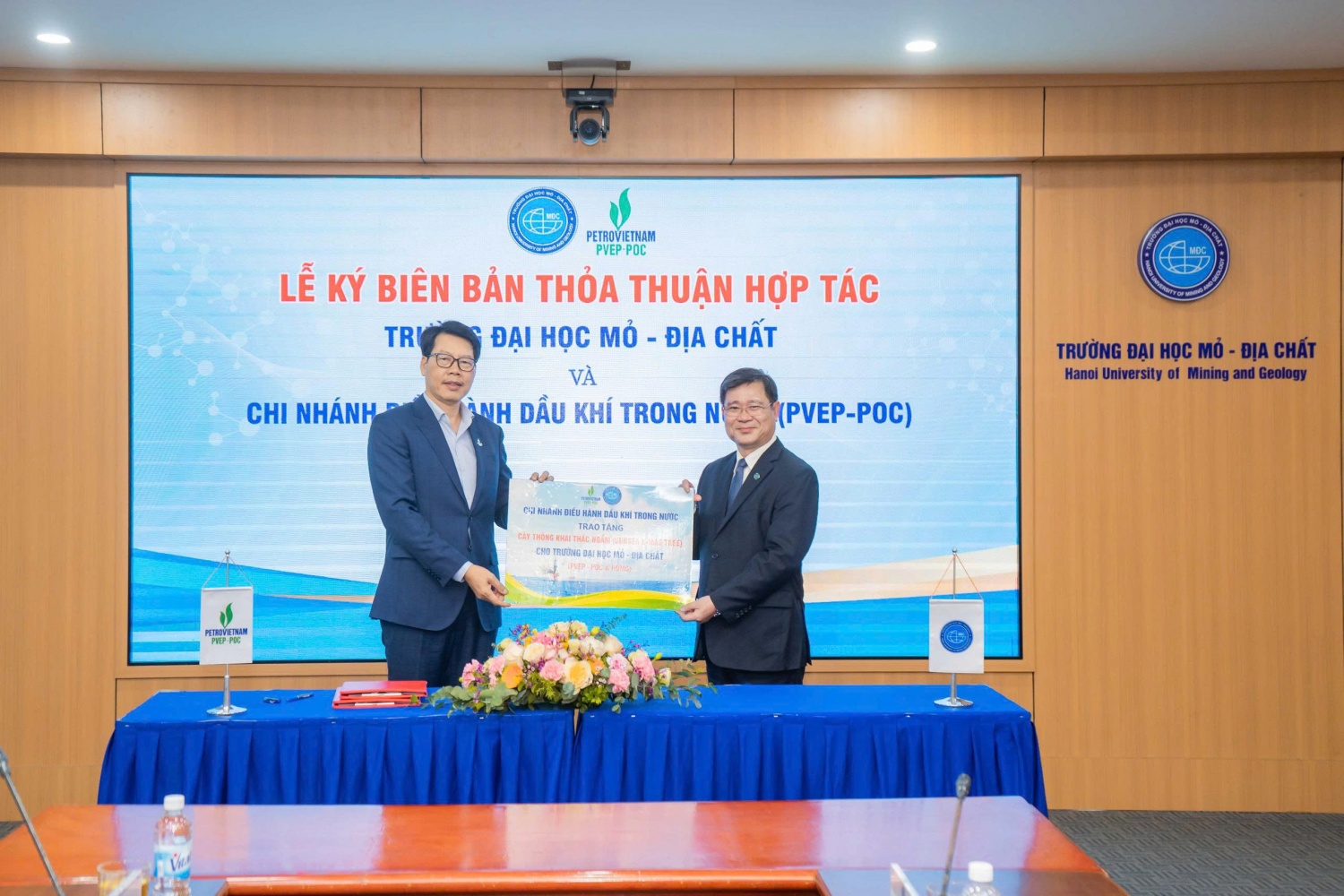 Ông Lê Đức Tuệ - nguyên Giám đốc PVEP-POC trao tặng cây thông khai thác ngầm của giếng 05-DH-1P thuộc mỏ Đại Hùng - Lô 05-1(a) cho ông Trần Thanh Hải - Hiệu trưởng Trường Đại học Mỏ - Địa chất.
