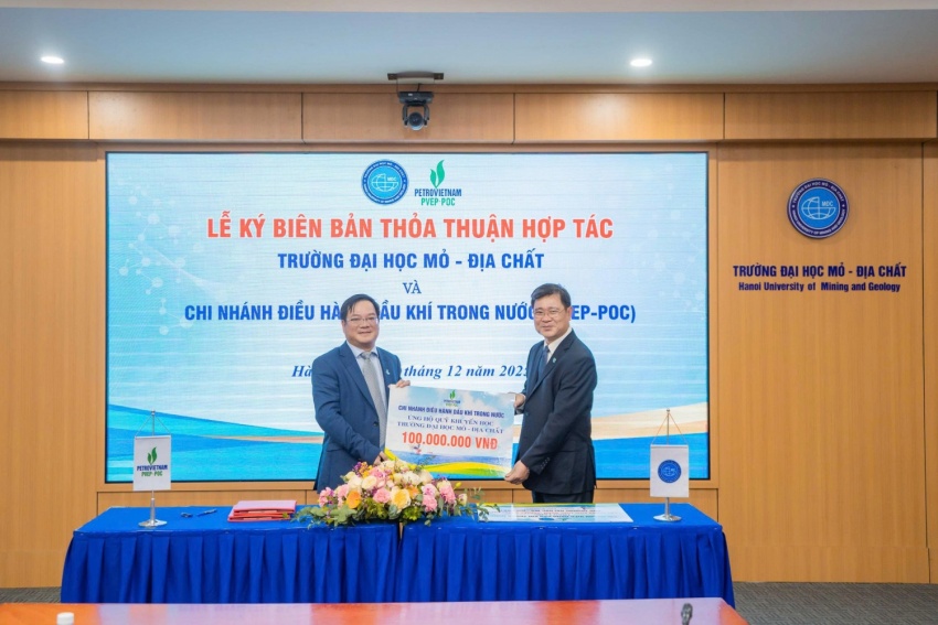 Ông Nguyễn Xuân Ninh - Giám đốc PVEP-POC trao tặng 100.000.000 đồng cho Quỹ khuyến học của nhà trường.