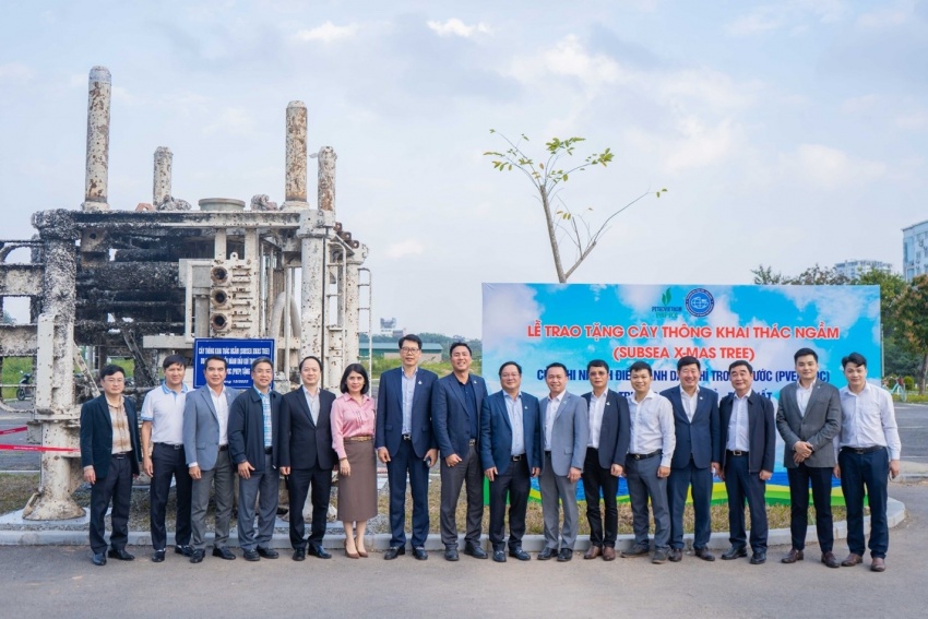 Đại diện lãnh đạo PVEP-POC và Trường Đại học Mỏ - Địa chất
