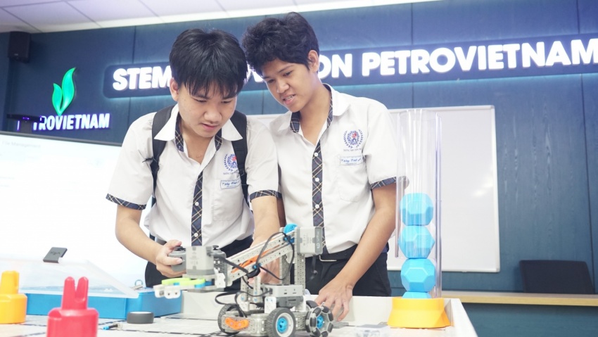 Học sinh Trường THPT Thống Nhất A hào hứng trải nghiệm Phòng thực hành giáo dục STEM