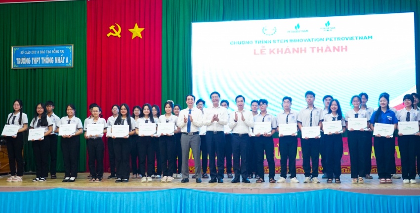Petrovietnam trao tặng 30 suất học bổng dành cho học sinh có thành tích học tập xuất sắc và học sinh có hoàn cảnh khó khăn, vươn lên trong học tập.