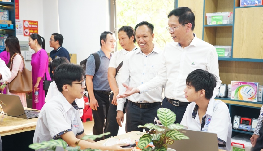 Các đại biểu tham quan và trao đổi với các em học sinh tại Phòng thực hành giáo dục STEM Innovation Petrovietnam vừa được khánh thành