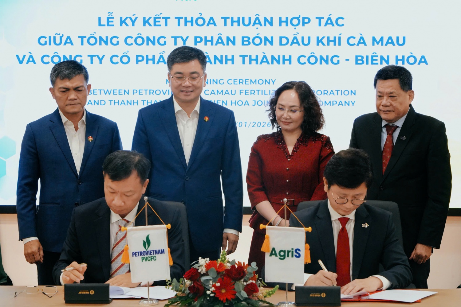 Ông Nguyễn Tuấn Anh - Phó Tổng Giám đốc PVCFC và ông Nguyễn Đức Hùng Linh - Phó Tổng Giám đốc Khối Đầu tư AgriS ký kết thỏa thuận hợp tác chiến lược. Hợp tác dựa trên chuỗi giá trị tích hợp