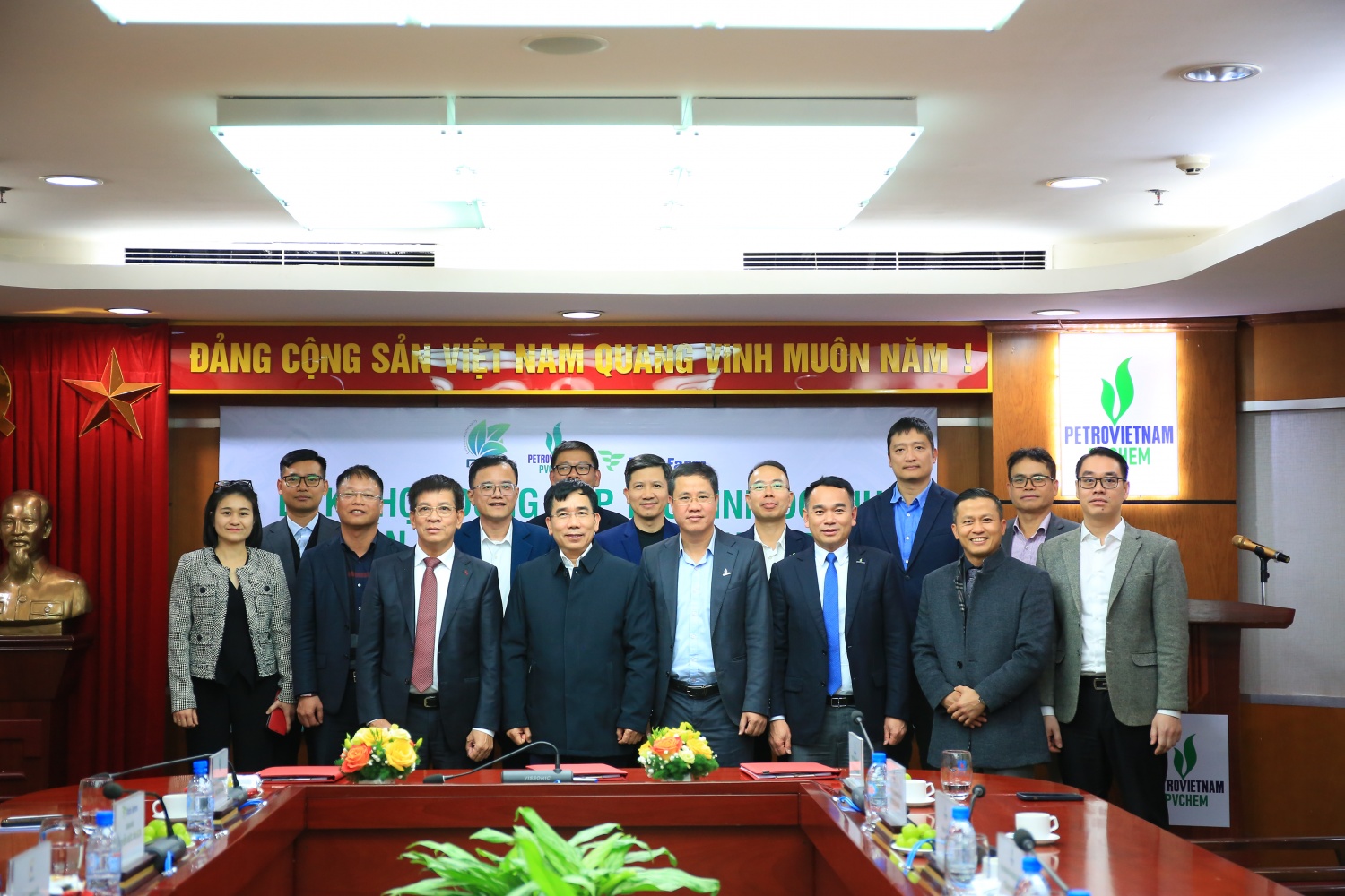 Lãnh đạo Petrovietnam, PVChem, NSEC, Richfarm cùng khách mời tại Lễ ký kết.