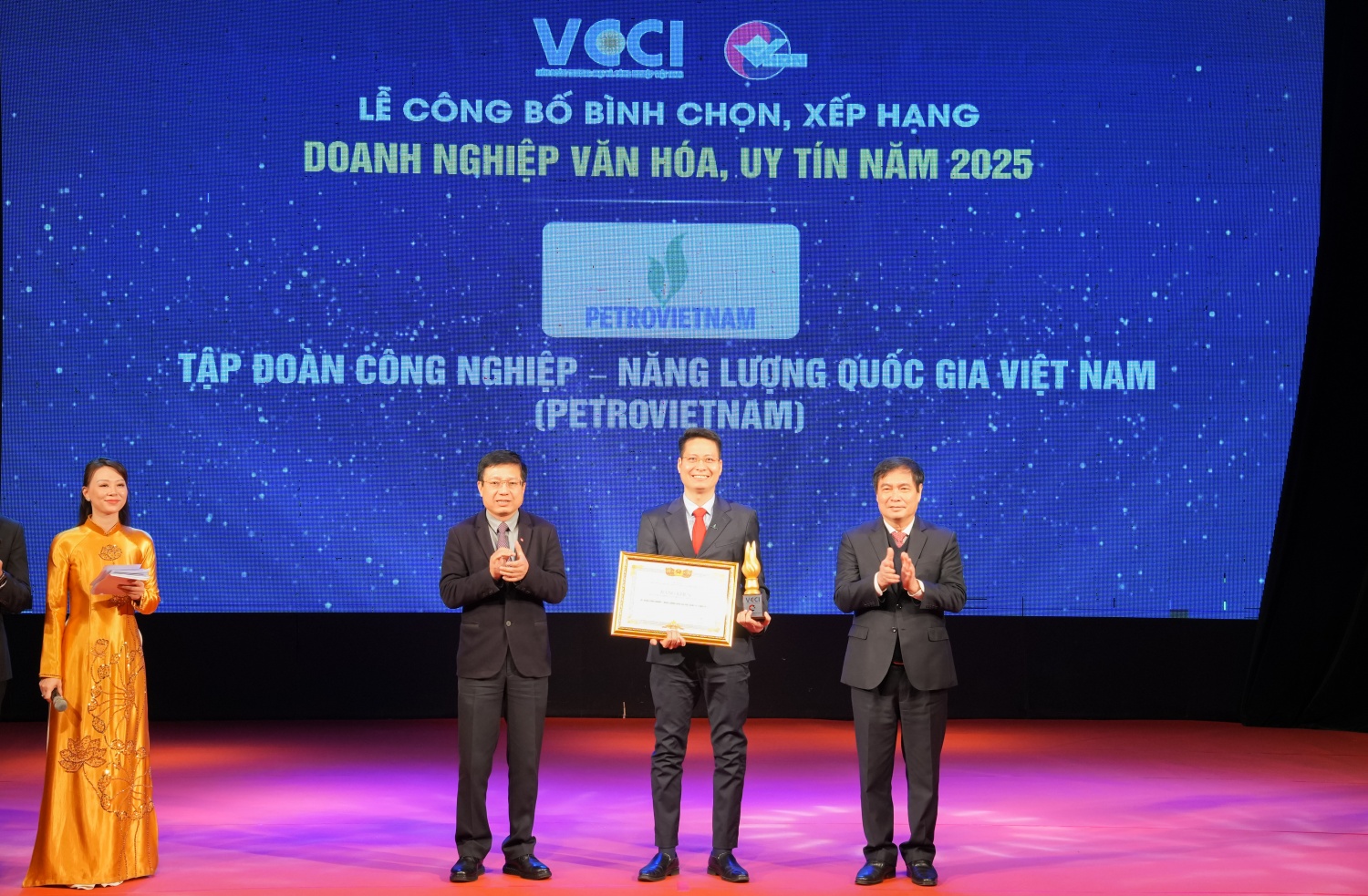 Petrovietnam được vinh danh “Top 20 Doanh nghiệp Văn hóa, Uy tín năm 2025”.