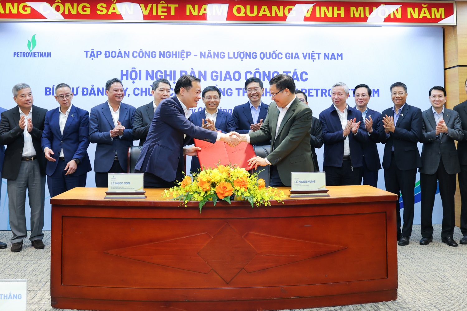 Đồng chí Lê Mạnh Hùng, Bí thư Đảng ủy, Quyền Bộ trưởng Bộ Công Thương và đồng chí Lê Ngọc Sơn, Phó Bí thư Đảng ủy, Chủ tịch HĐTV Petrovietnam ký biên bản bàn giao nhiệm vụ