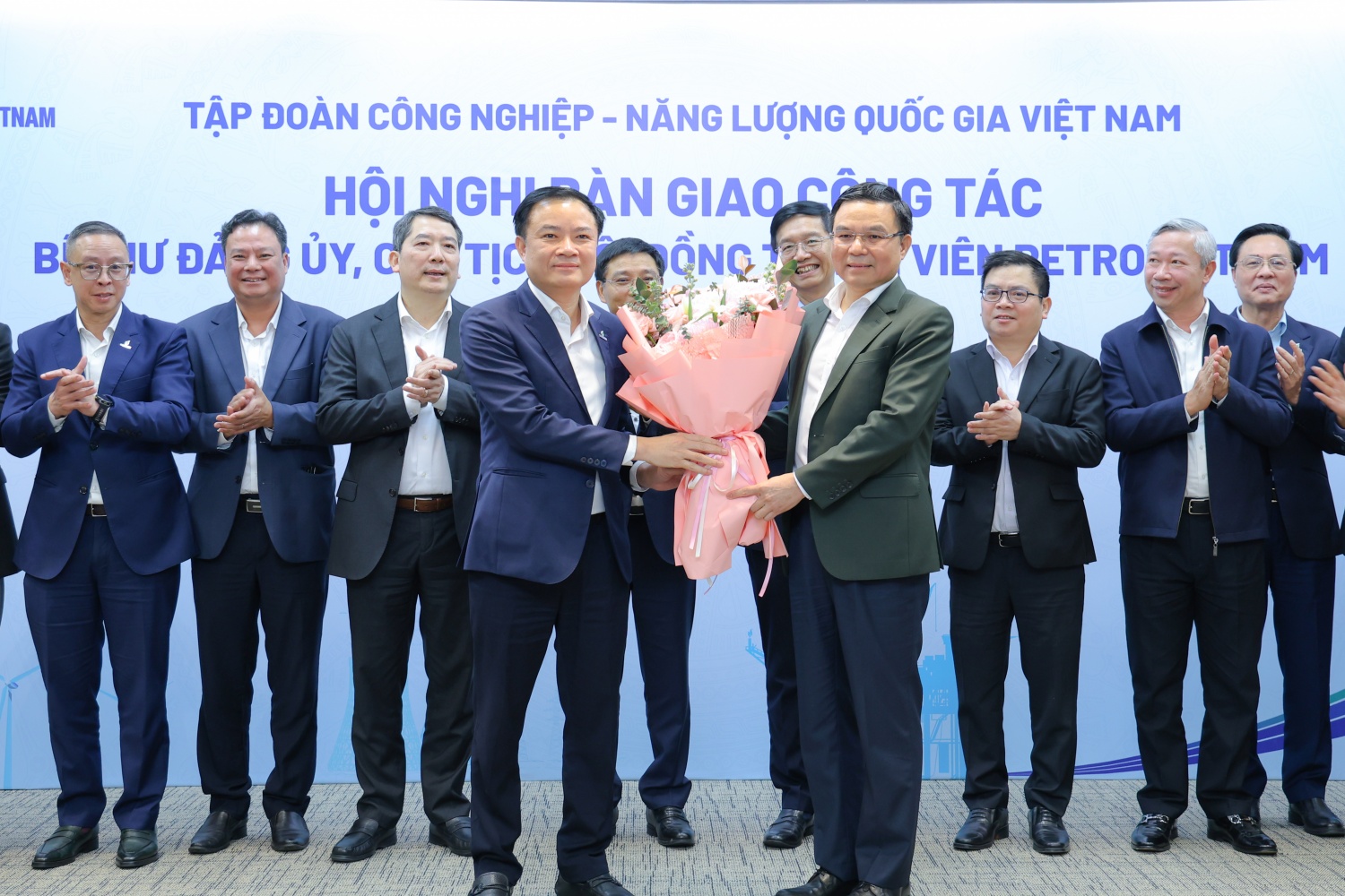 Đồng chí Lê Ngọc Sơn chúc mừng đồng chí Lê Mạnh Hùng