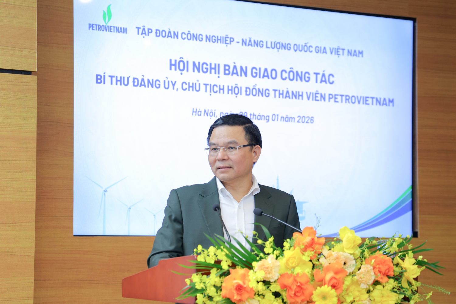 Đồng chí Lê Mạnh Hùng gửi lời cảm ơn sâu sắc tới các thế hệ lãnh đạo, cán bộ, đảng viên, người lao động Petrovietnam qua các thời kỳ đã tạo điều kiện, hỗ trợ, giúp đỡ, đồng hành cùng cá nhân đồng chí thực hiện và hoàn thành nhiệm vụ của mình tại Petrovietnam.