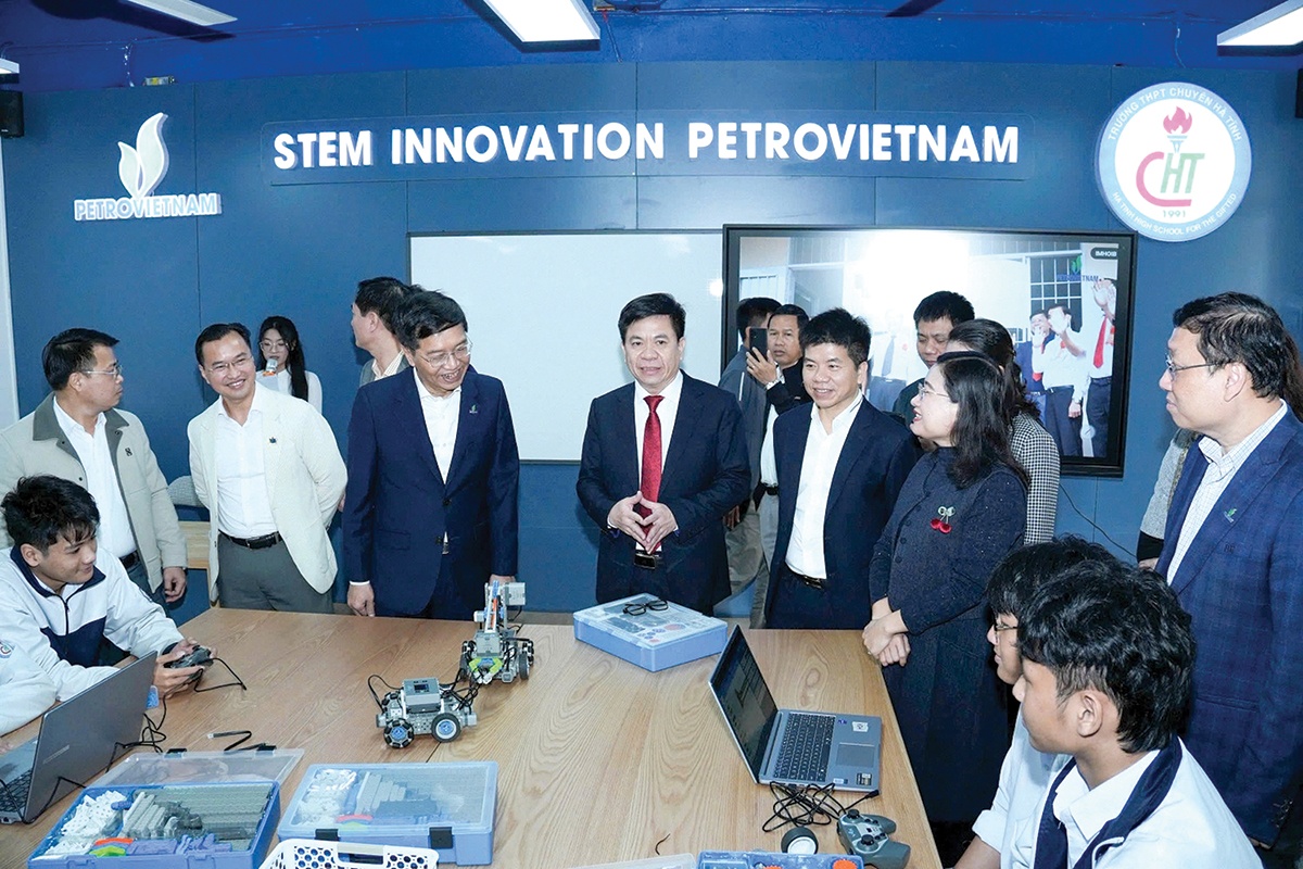 Lãnh đạo Petrovietnam và tỉnh Hà Tĩnh tham quan phòng thực hành STEM tại Trường THPT Chuyên Hà Tĩnh