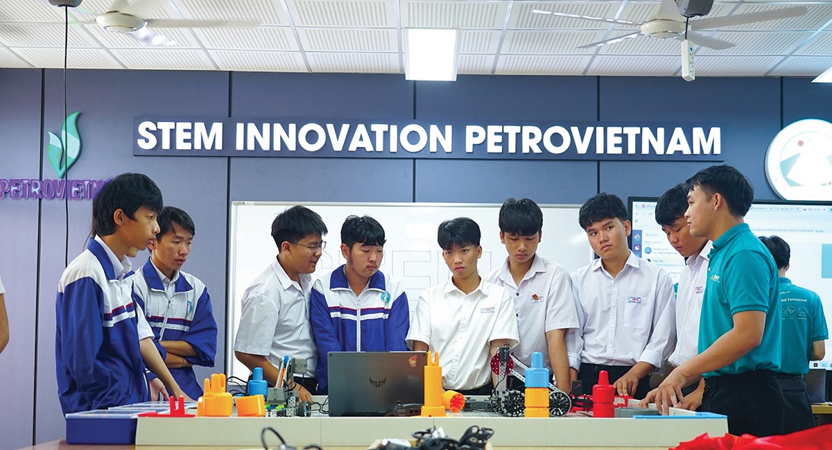 Học sinh Trường THPT Đạm Ri (Đạ Huoai, Lâm Đồng) hào hứng trải nghiệm các thiết bị hiện đại tại phòng STEM
