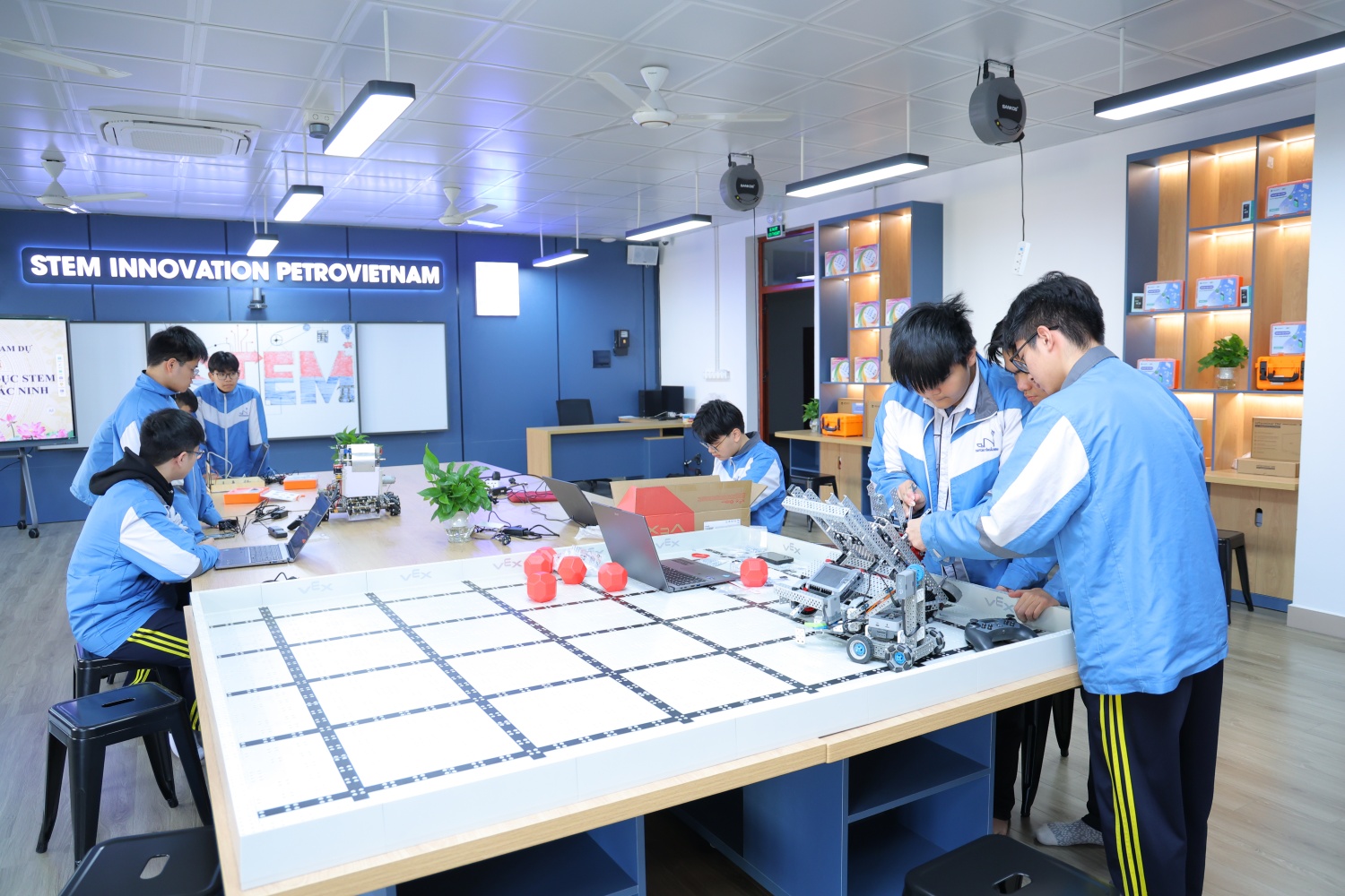 Các em học sinh THPT Chuyên Bắc Ninh thực hành lắp ráp robot trong phòng STEM