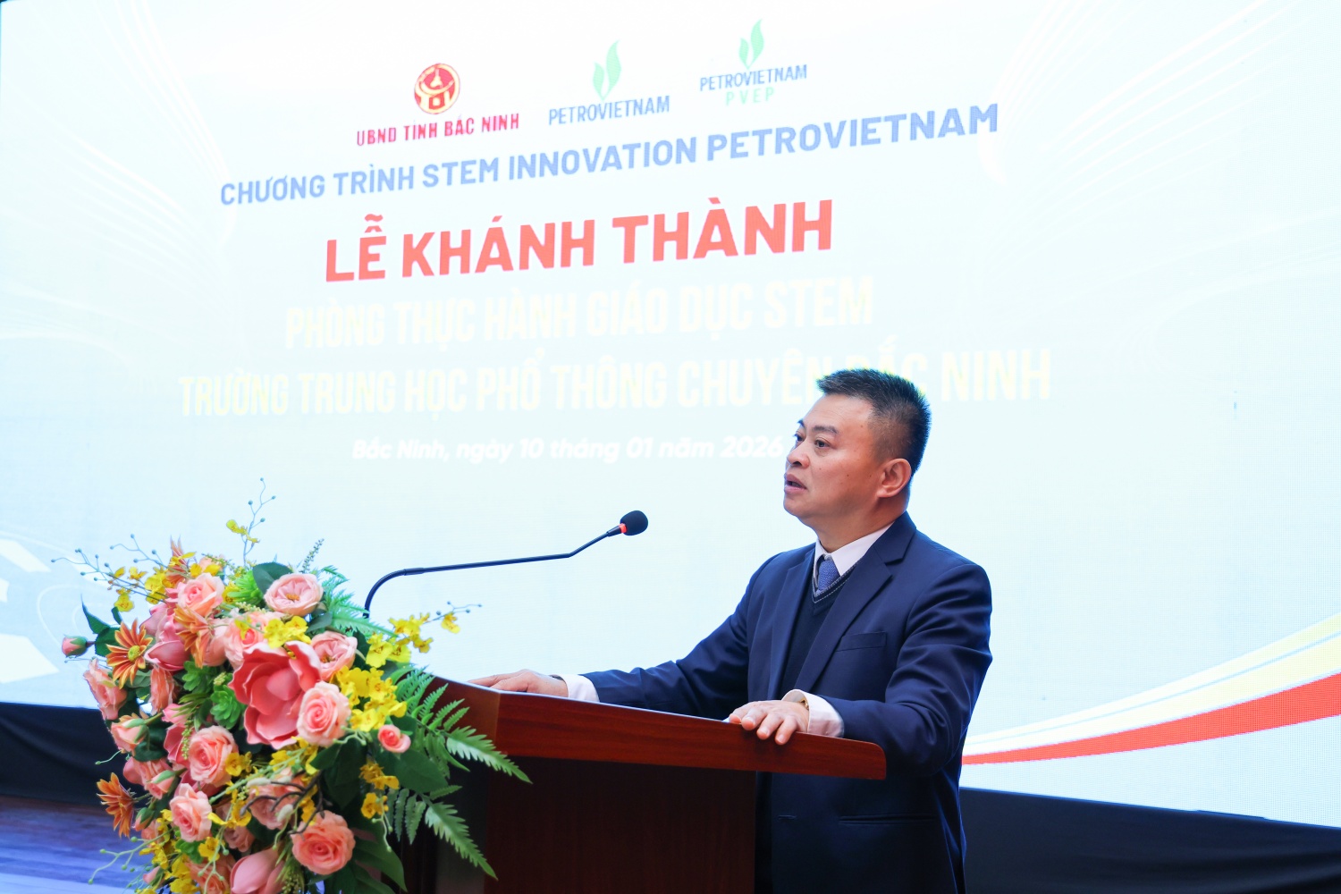 Đồng chí Bạch Đăng Khoa, Phó Giám đốc Sở Giáo dục và Đào tạo tỉnh Bắc Ninh ghi nhận và đánh giá cao sự tham gia và đóng góp của Petrovietnam/PVEP đối với các hoạt động đồng hành, hỗ trợ trang bị phòng học STEM