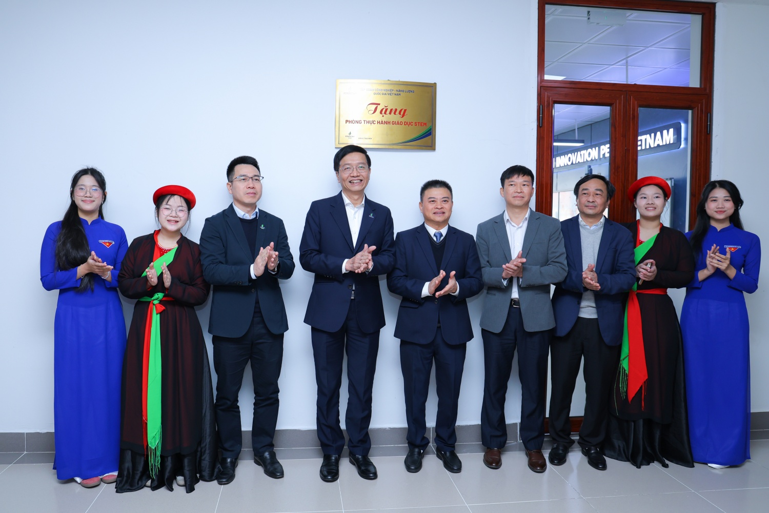 Các đại biểu khánh thành phòng STEM tại Trường THPT Chuyên Bắc Ninh
