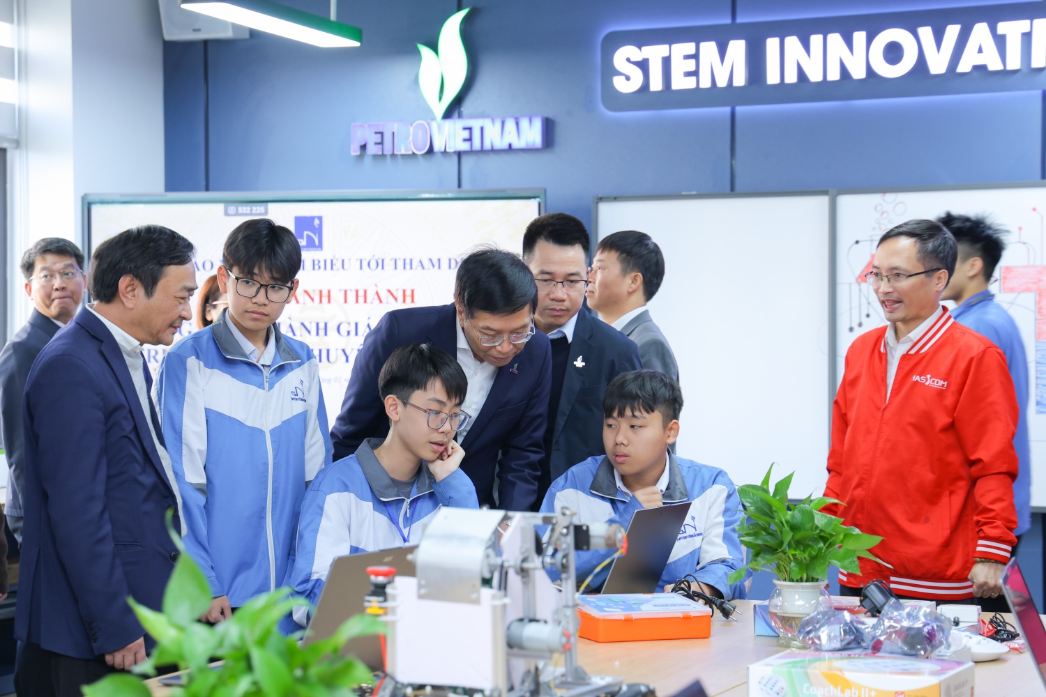   		Các em học sinh giới thiệu với các đại biểu về các hoạt động tại phòng STEM