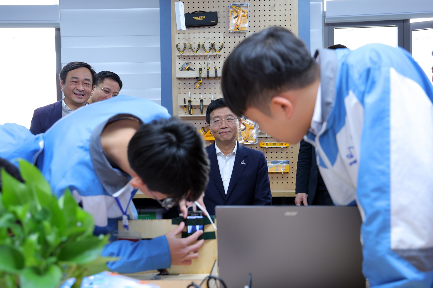 Đồng chí Trần Quang Dũng trải nghiệm sản phẩm thiết kế nhận diện khuôn mặt để mở cổng tại Trường THPT Chuyên Bắc Ninh