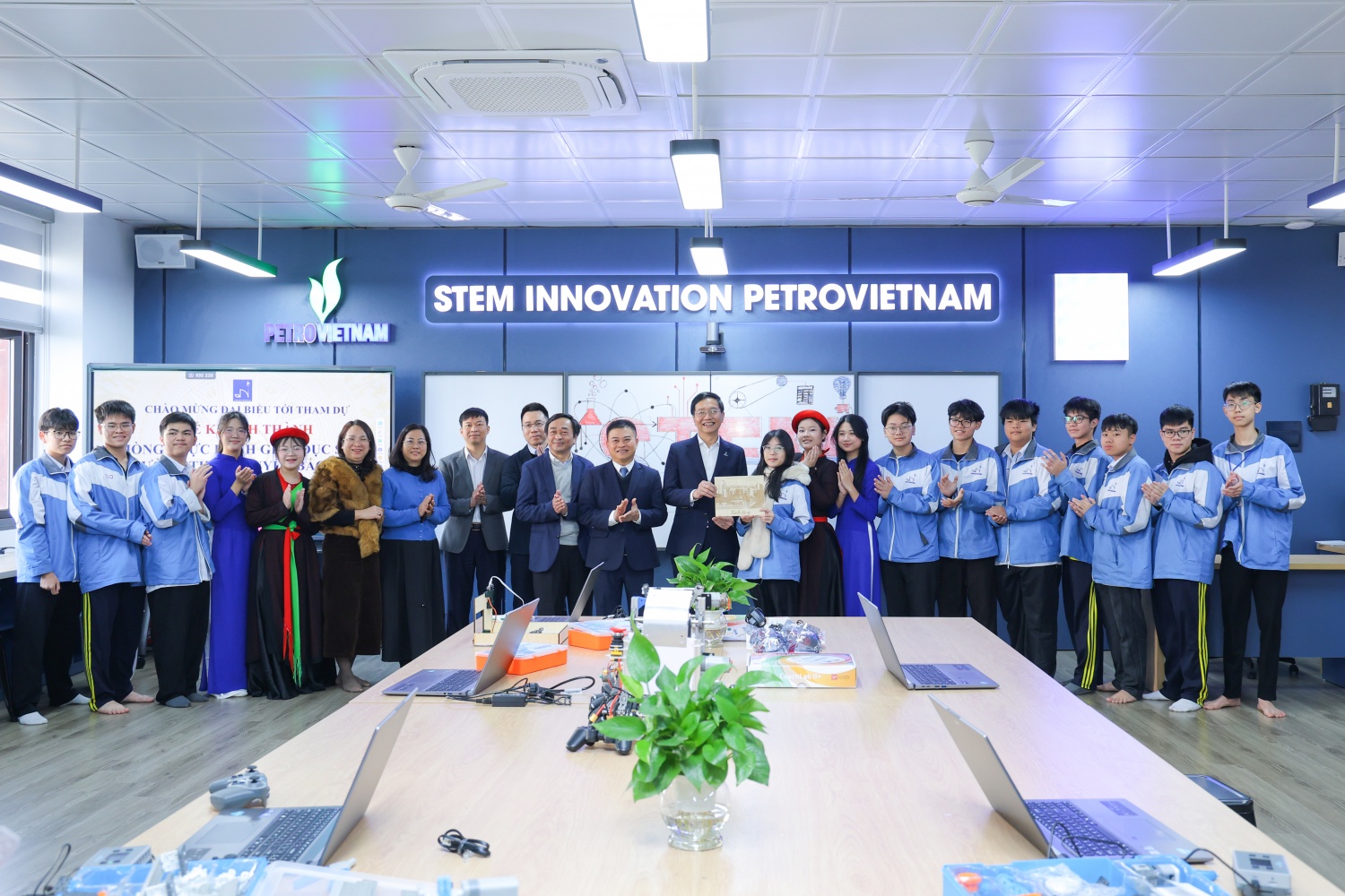 Các em học sinh Trường THPT Chuyên Bắc Ninh tặng quà lưu niệm các đại biểu