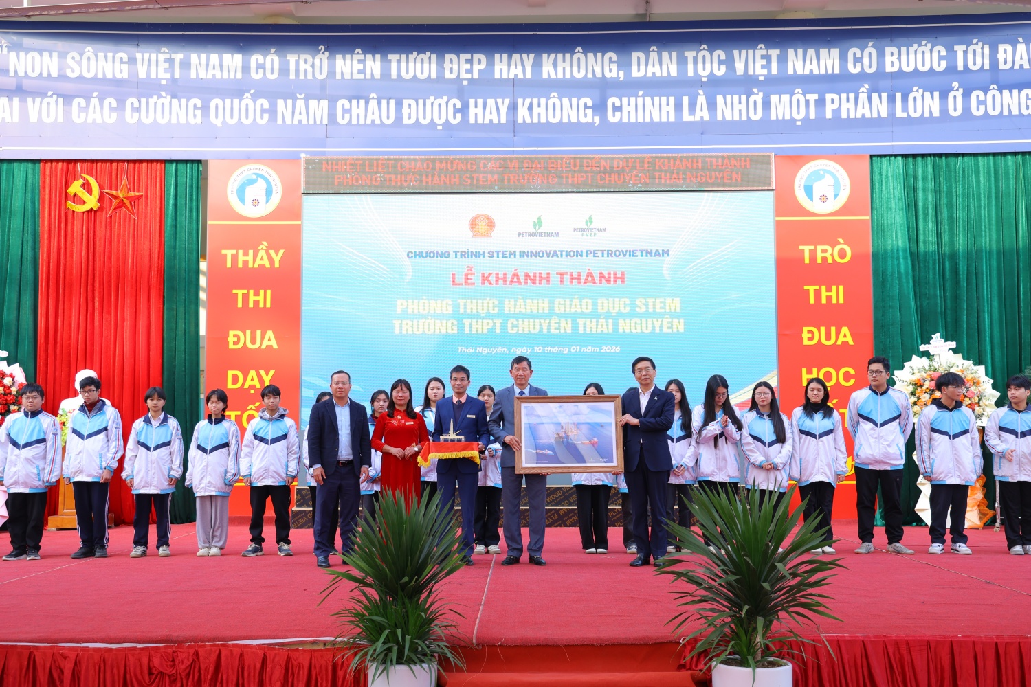 Lãnh đạo Petrovietnam và PVEP tặng quà lưu niệm cho đại diện Ban Giám hiệu và học sinh Trường THPT Chuyên Thái Nguyên