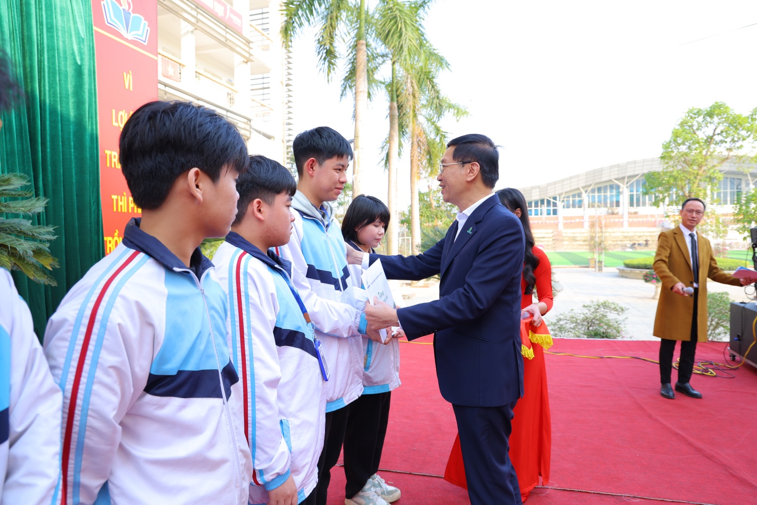Đồng chí Trần Quang Dũng, Phó Bí thư phụ trách Đảng bộ Petrovietnam động viên và trao học bổng cho các em học sinh có thành tích xuất sắc Trường THPT Chuyên Thái Nguyên