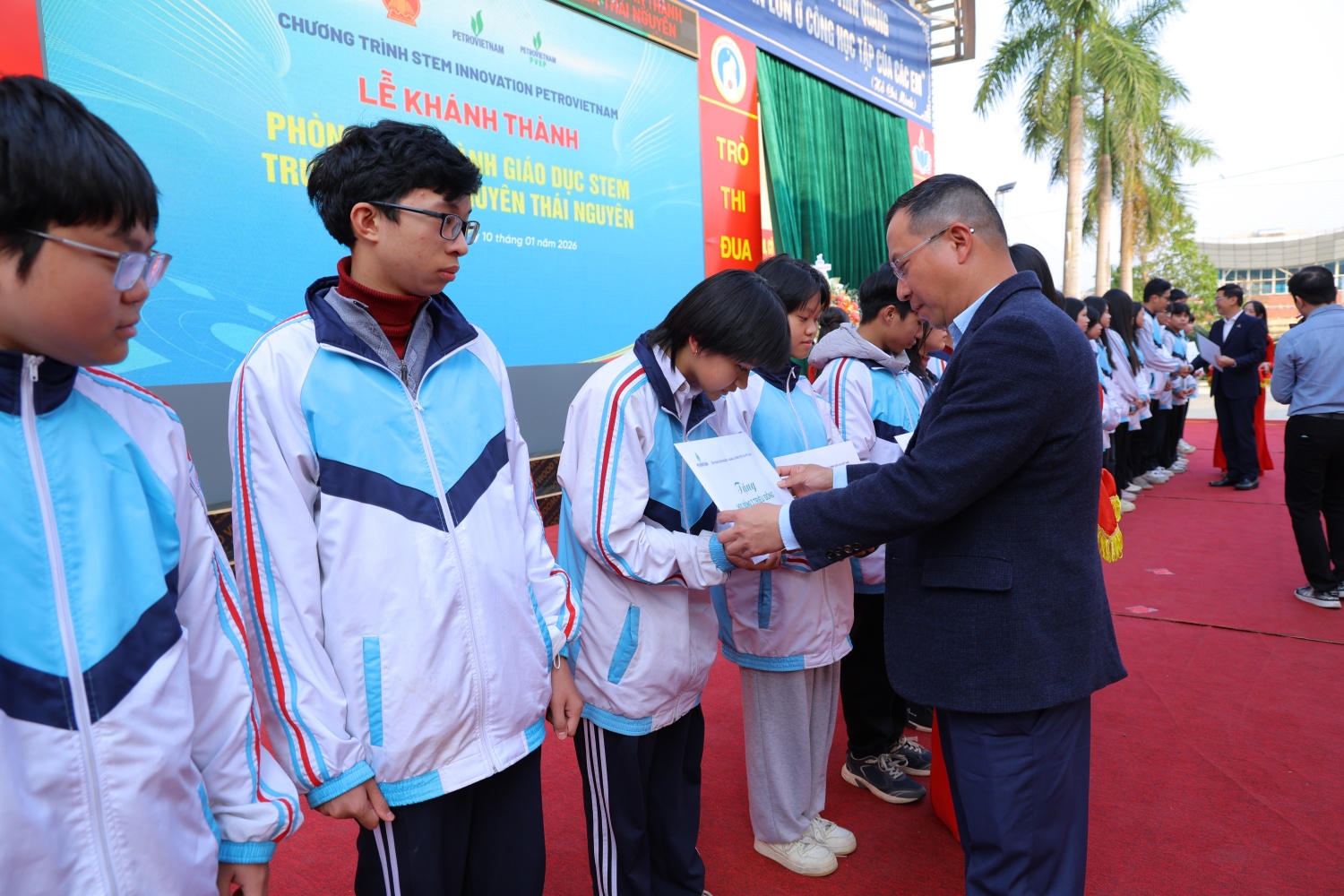 Đồng chí Nguyễn Huy Hoàng, Thành viên HĐTV PVEP trao học bổng cho các em học sinh có thành tích xuất sắc Trường THPT Chuyên Thái Nguyên
