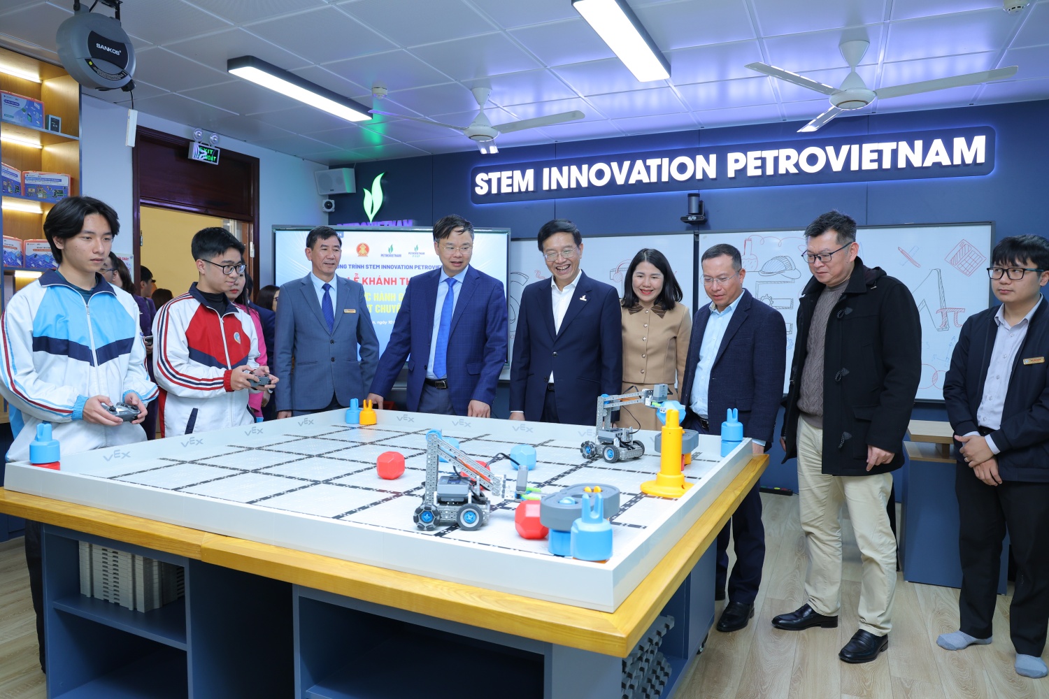 Các đại biểu xem thi đấu robot được điều khiển bởi các em học sinh Trường THPT Chuyên Thái Nguyên
