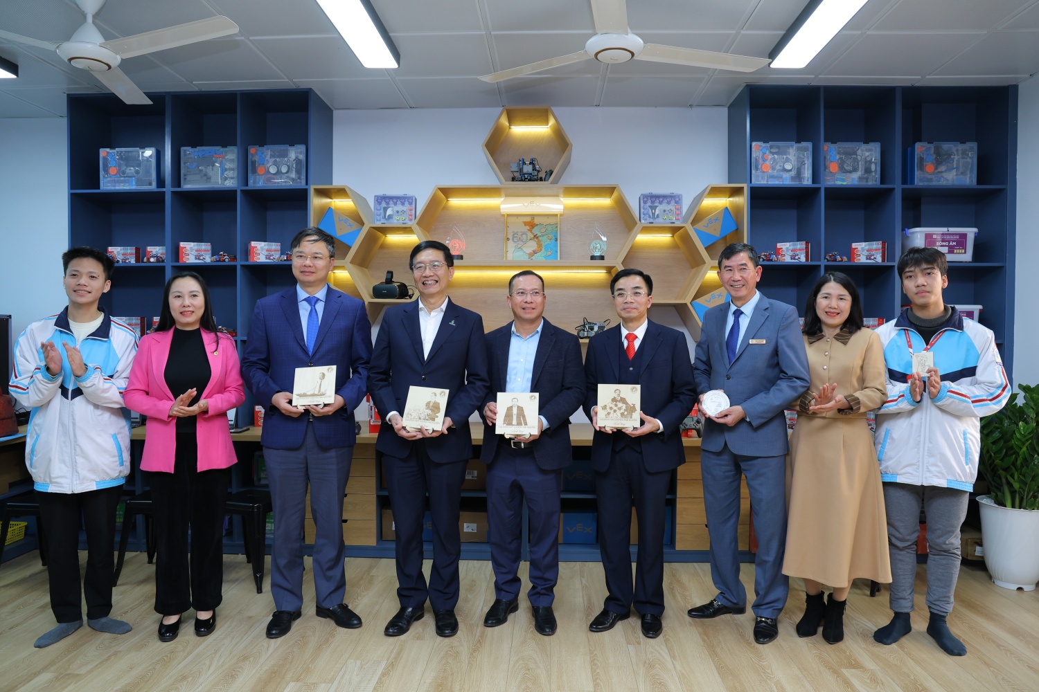Các em học sinh Trường THPT Chuyên Thái Nguyên tặng quà lưu niệm các đại biểu bằng các sản phẩm được thiết kế bằng các thiết bị trong phòng STEM