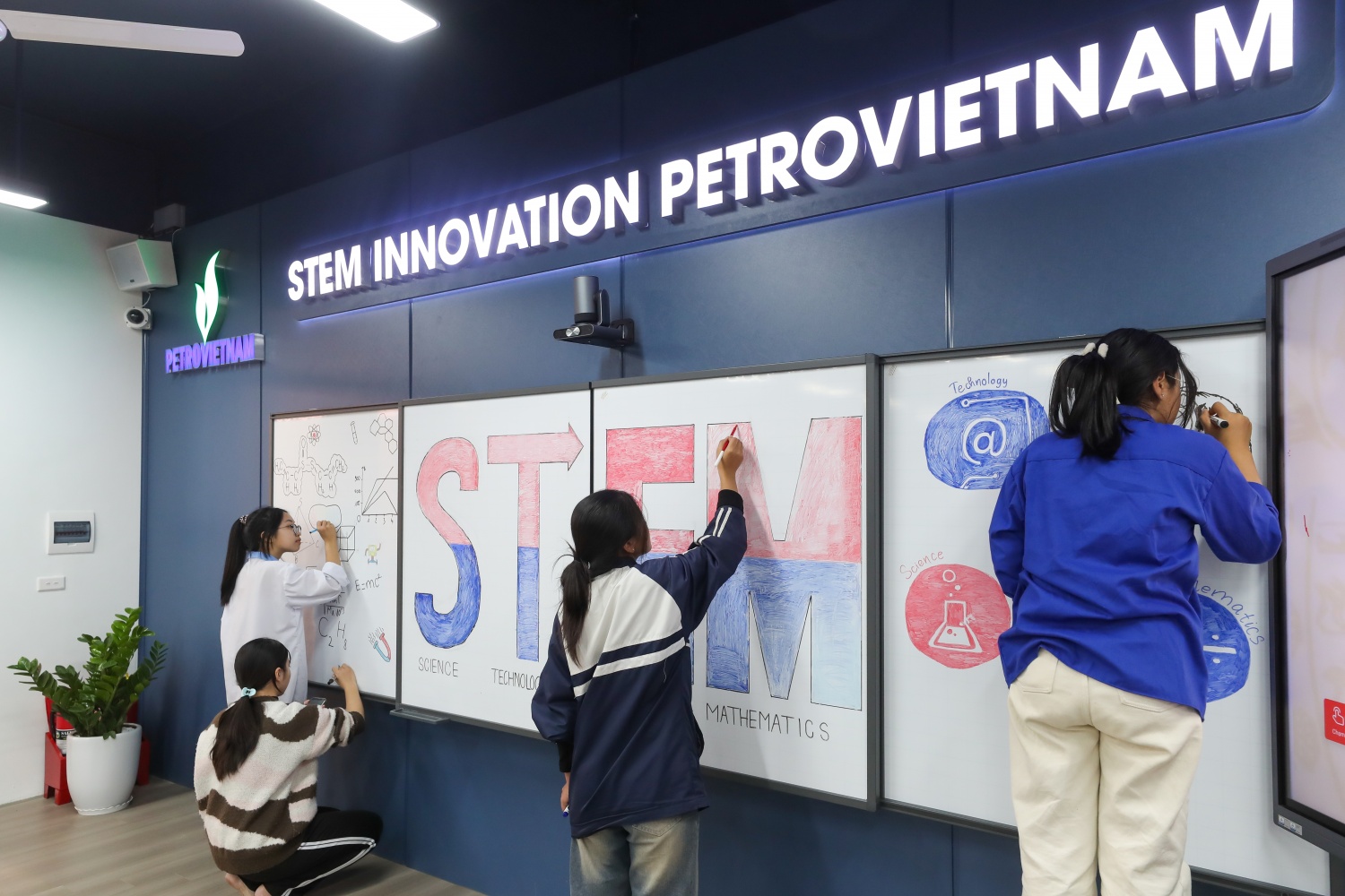 Petrovietnam và các đơn vị thành viên đã triển khai và hoàn thành xây dựng 100 phòng giáo dục thực hành STEM tại 34 tỉnh, thành phố trên cả nước trong năm 2025.