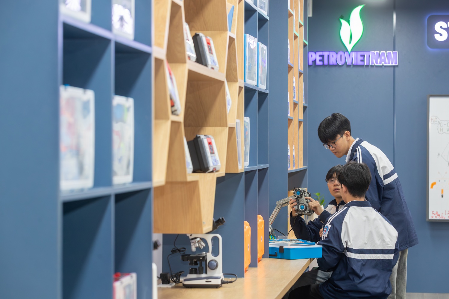 Thông qua chương trình STEM Innovation Petrovietnam, Trường THPT Hạ Hòa và nhiều trường học khác trên cả nước được tiếp cận mô hình giảng dạy và học tập tiên tiến, đạt chuẩn quốc tế.